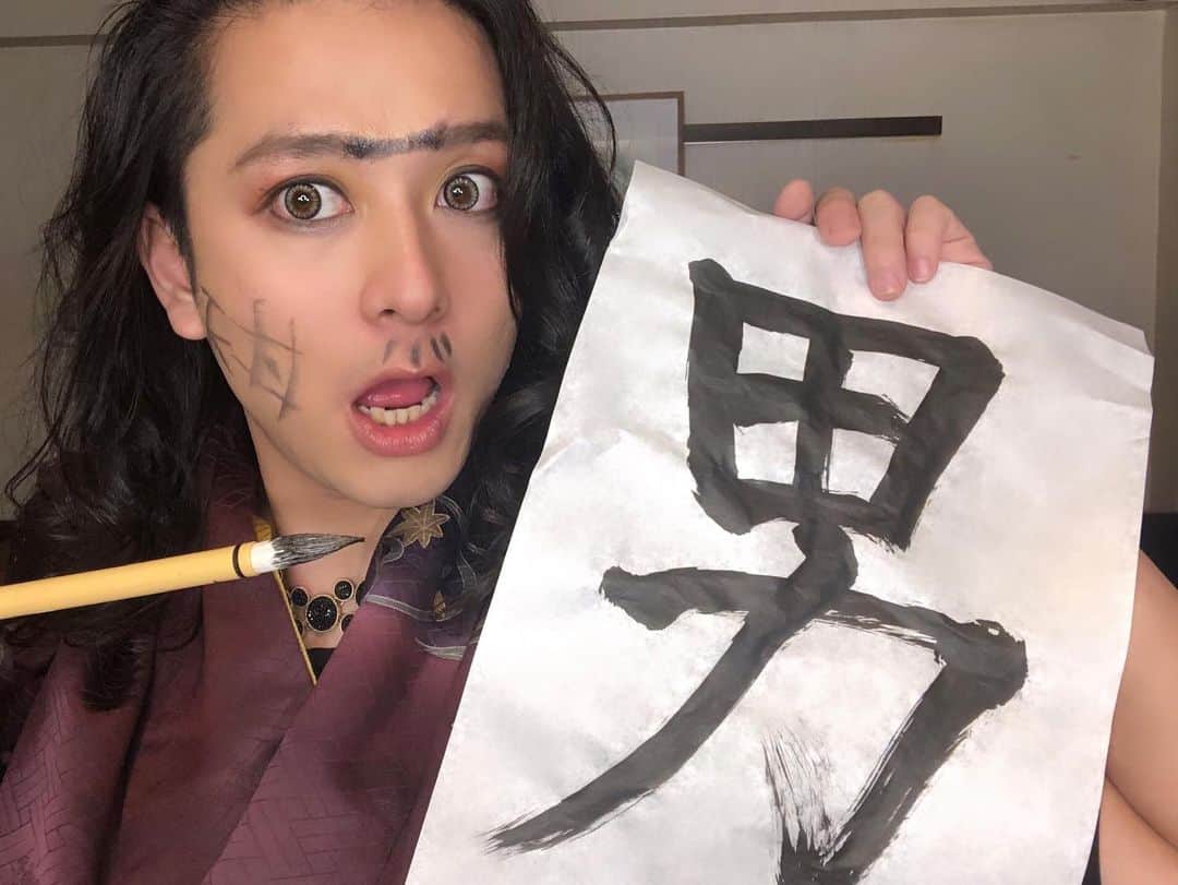 HIDEKiSMのインスタグラム：「新年。 明けましておめでとうございます🎍㊗️ 本年もHIDEKiSM。そしてENVii GABRIELLAをよろしくお願いします。 2020。 Instagram初投稿が、 「男」「顔」「照」って。 本日投稿したYouTubeの動画で書き初めを披露したからなのですが、どゆことやねんって。 詳しくはYouTubeを観てね💋  現在新年動画三部作を配信ちう！ 明日第三弾を配信するから楽しみにしててね❤️ 今年もエンガブ。出過ぎる杭になるようにバリバリ活動していくのでしっかり付いてきてね💋 応援してくんなきゃ、ぴえんぴえん。 今年もこんなふざけた私ですが何卒よろしくお願いします❤️ とりあえず4、5枚目が1番ぴえんぴえん。  #ぴえんとか言うと嫌われそうだけどうけるから別に言う #嫌われるなんてぴえんぴえん #とりあえず @shiraishi_stadium の #ハッピーオネエ物語 が頭の中で鬼ループしててぴえんぴえん #enviigabriella #hidekism #gay #lgbt #entertainment #オネエ #エンガブ #tokyo #japan #youtube #youtuber #書き初め #男 #顔 #照」