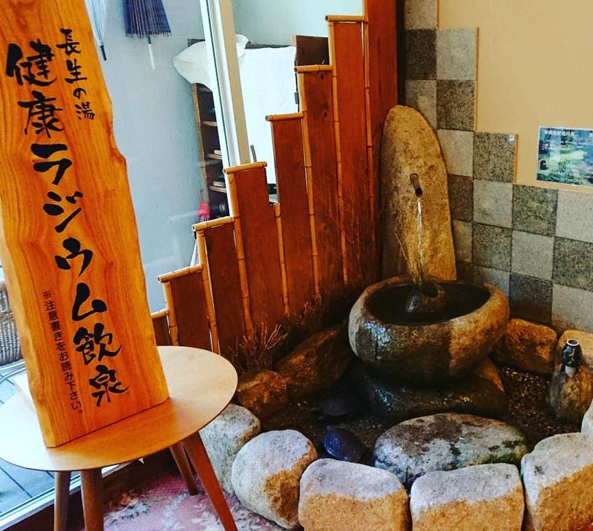 伊勢みずほさんのインスタグラム写真 - (伊勢みずほInstagram)「今年の温泉入浴初めは村杉温泉の長生館さんにおじゃましました☺️ ラジウム豊富な泉質✨ 術後の傷が気になる女性にも優しいお宿です♨️ 入浴後はラジウム温泉水で入れた珈琲☕びっくりするくらいまろやかで美味しかったな✨  新潟には本当に素敵な温泉、お宿がたっくさんありますね！今年も様々なお湯巡り✨お出掛けするのが楽しみです☺️ #新潟県 #村杉温泉 #長生館 #温泉 #日帰り温泉 #宿 #ラジウム温泉 #ラジウムコーヒー #ピンクリボン #ありがとうございます😊 #温泉大好き #湯巡り #niigata #japan #spa  #雪がない #冬 #伊勢みずほ」1月4日 18時30分 - isemizuhoo