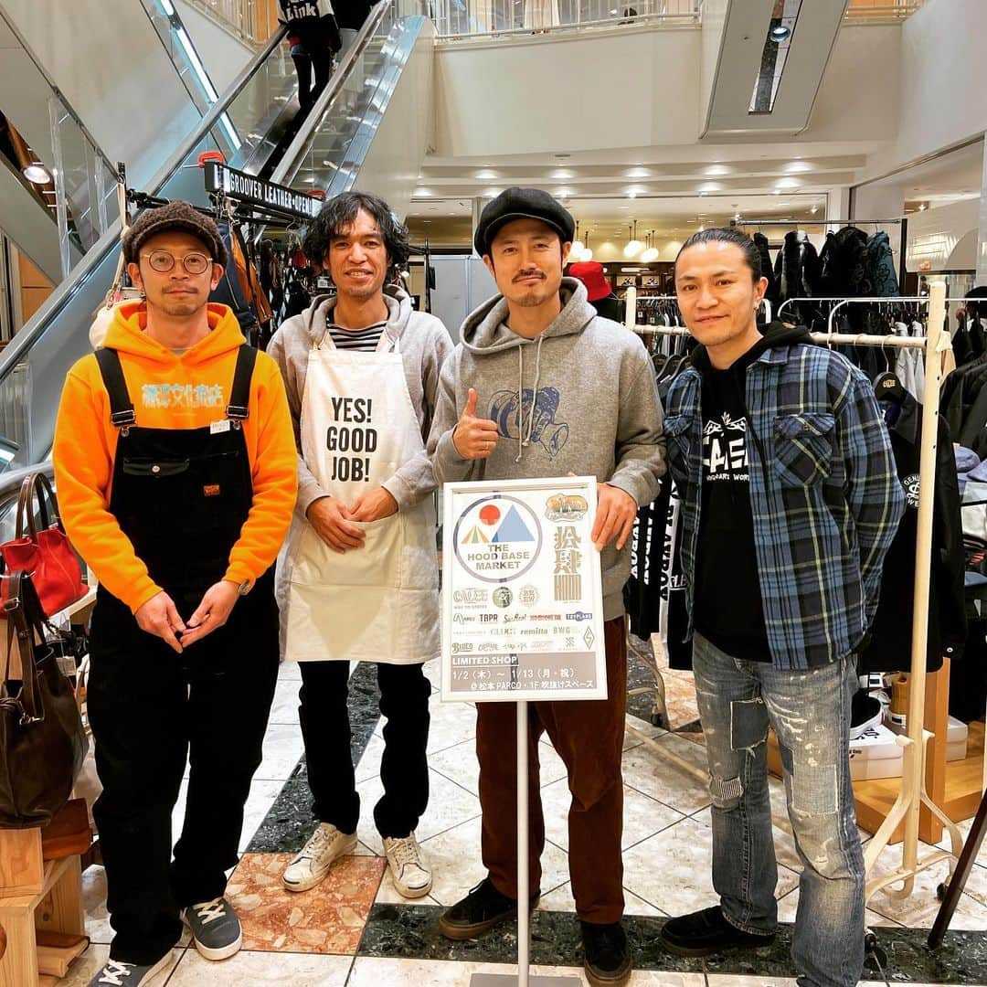 中村貴之さんのインスタグラム写真 - (中村貴之Instagram)「松本パルコ1Fで 行われているTHE HOOD BACE MARKET にお邪魔してきました！前回紹介しましたコラボフーディーとBREWのロンTも置かせてもらってます。 他にも @grooverleather や @calee_official などイケてるアイテムもありますので遊びに行ってみてください！ 4FのムラサキスポーツにはガッツリBREWのウィンターアイテムが揃ってます！そちらも是非🙌 @murasakisports_matsumoto  #松本パルコ #hood #ムラサキスポーツ #松本 #長野」1月4日 18時37分 - taka_brew