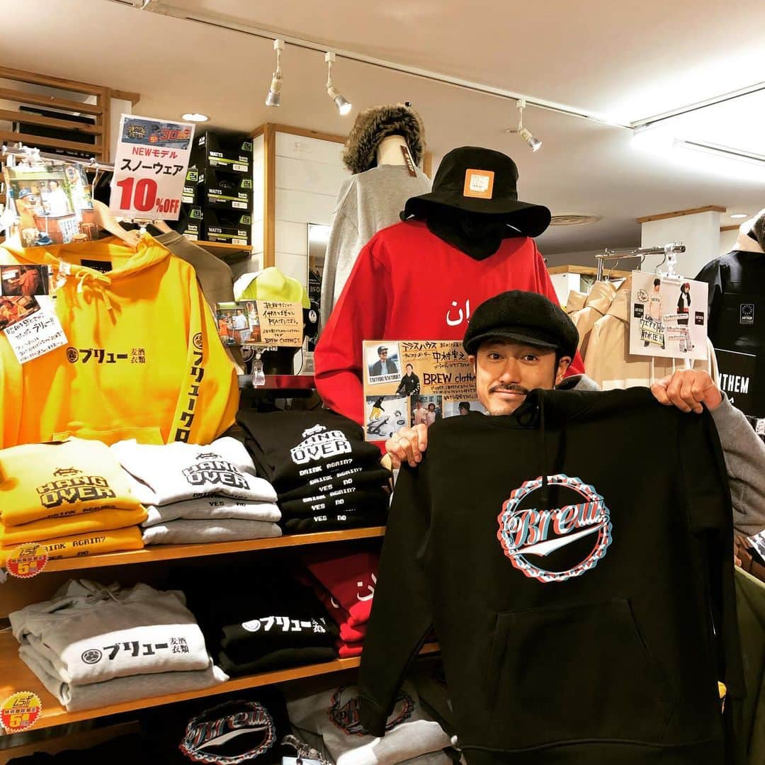 中村貴之さんのインスタグラム写真 - (中村貴之Instagram)「松本パルコ1Fで 行われているTHE HOOD BACE MARKET にお邪魔してきました！前回紹介しましたコラボフーディーとBREWのロンTも置かせてもらってます。 他にも @grooverleather や @calee_official などイケてるアイテムもありますので遊びに行ってみてください！ 4FのムラサキスポーツにはガッツリBREWのウィンターアイテムが揃ってます！そちらも是非🙌 @murasakisports_matsumoto  #松本パルコ #hood #ムラサキスポーツ #松本 #長野」1月4日 18時37分 - taka_brew