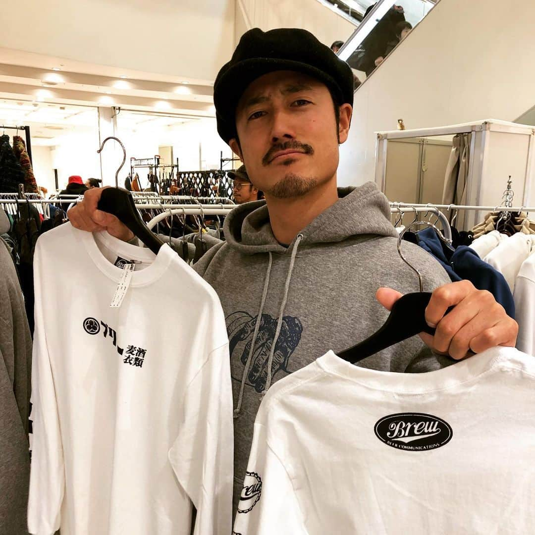 中村貴之さんのインスタグラム写真 - (中村貴之Instagram)「松本パルコ1Fで 行われているTHE HOOD BACE MARKET にお邪魔してきました！前回紹介しましたコラボフーディーとBREWのロンTも置かせてもらってます。 他にも @grooverleather や @calee_official などイケてるアイテムもありますので遊びに行ってみてください！ 4FのムラサキスポーツにはガッツリBREWのウィンターアイテムが揃ってます！そちらも是非🙌 @murasakisports_matsumoto  #松本パルコ #hood #ムラサキスポーツ #松本 #長野」1月4日 18時37分 - taka_brew