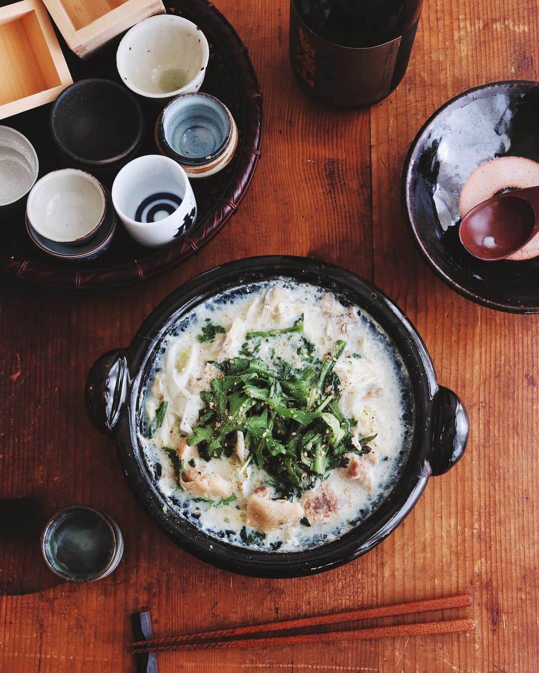 樋口正樹さんのインスタグラム写真 - (樋口正樹Instagram)「nabe & sake . 今夜は鍋をつつく。 鶏肉、葱、えのき、 春菊を具材にして、 鶏と豆乳と酒粕を 合わせたスープで。 今夜の酒は鳥海山。 お猪口集めよかな。 . . #鶏鍋 #鍋 #比内地鶏 #鳥海山 #お猪口集め #樋口さんちの鍋 #nabe #torinabe」1月4日 18時37分 - higuccini