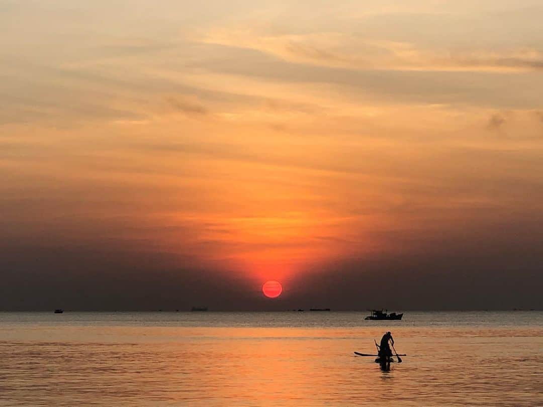 岡本あずささんのインスタグラム写真 - (岡本あずさInstagram)「. 明けましておめでとうございます！ 年越しはベトナム、フーコック島で🌴元日の夕陽は息を呑む美しさでした。今年も色んな景色を見たいな。 皆さまにとって幸多き一年となりますように。」1月4日 18時38分 - azusaokamoto_official