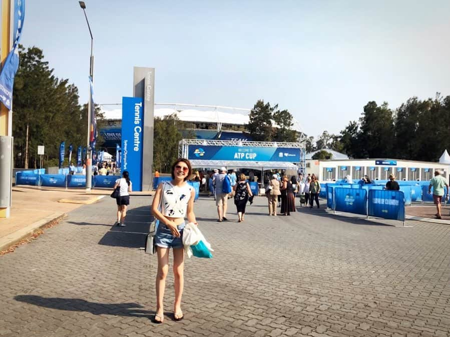 佐藤由季さんのインスタグラム写真 - (佐藤由季Instagram)「#ATPCup in #Sydney  for the first time🎾 I want to live around here someday❤️ #Australia  #NSW  #sydneyolympicpark  #tenniscentre  #tennis  #hostfamily  #love  #sports  #olimpic  #thankyou  #soexcited  #オーストラリア  #スポーツ観戦  #テニス  #初観戦  #何かスポーツが観たいという要望にも  #応えてくれました 🙏  #まさかATPカップが生で観られるとは  #大興奮  #本当にありがとう  #リポーター を凝視していたら #あの人が好きなの？ #かっこいいと思う？ と聞かれました（笑） #シドニーオリンピック の場所を見て予習 #東京オリンピック  #フリーアナウンサー  #佐藤由季  #いつかここに住みたい」1月4日 18時52分 - yukisato0710