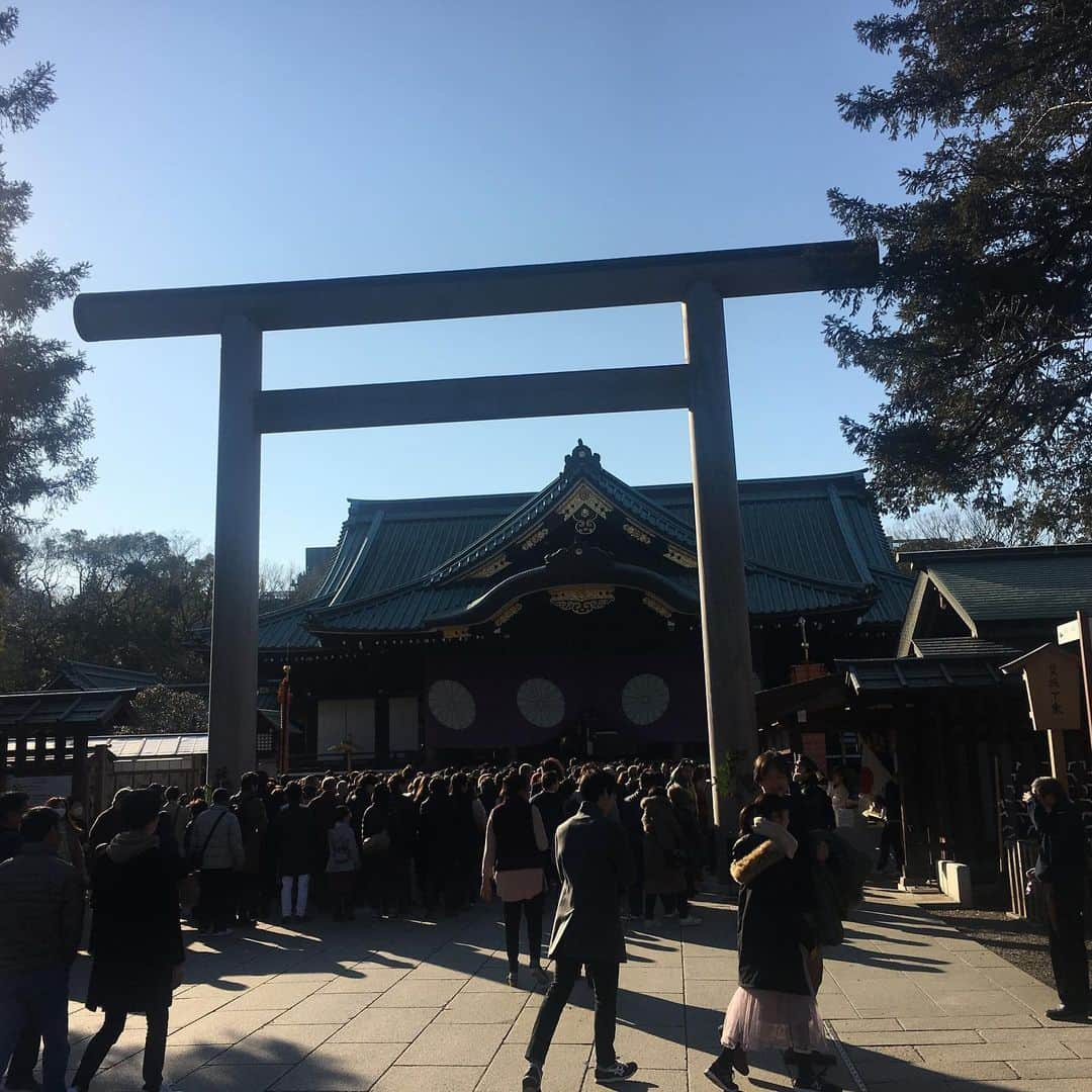 吉田一将のインスタグラム：「謹んで新年のお祝いを申し上げます  #tokyo  #靖國神社  #初詣 #三社参り  #参拝  からの #東郷神社 #竹下通り #混みすぎ #それ以上でもそれ以下でもない」