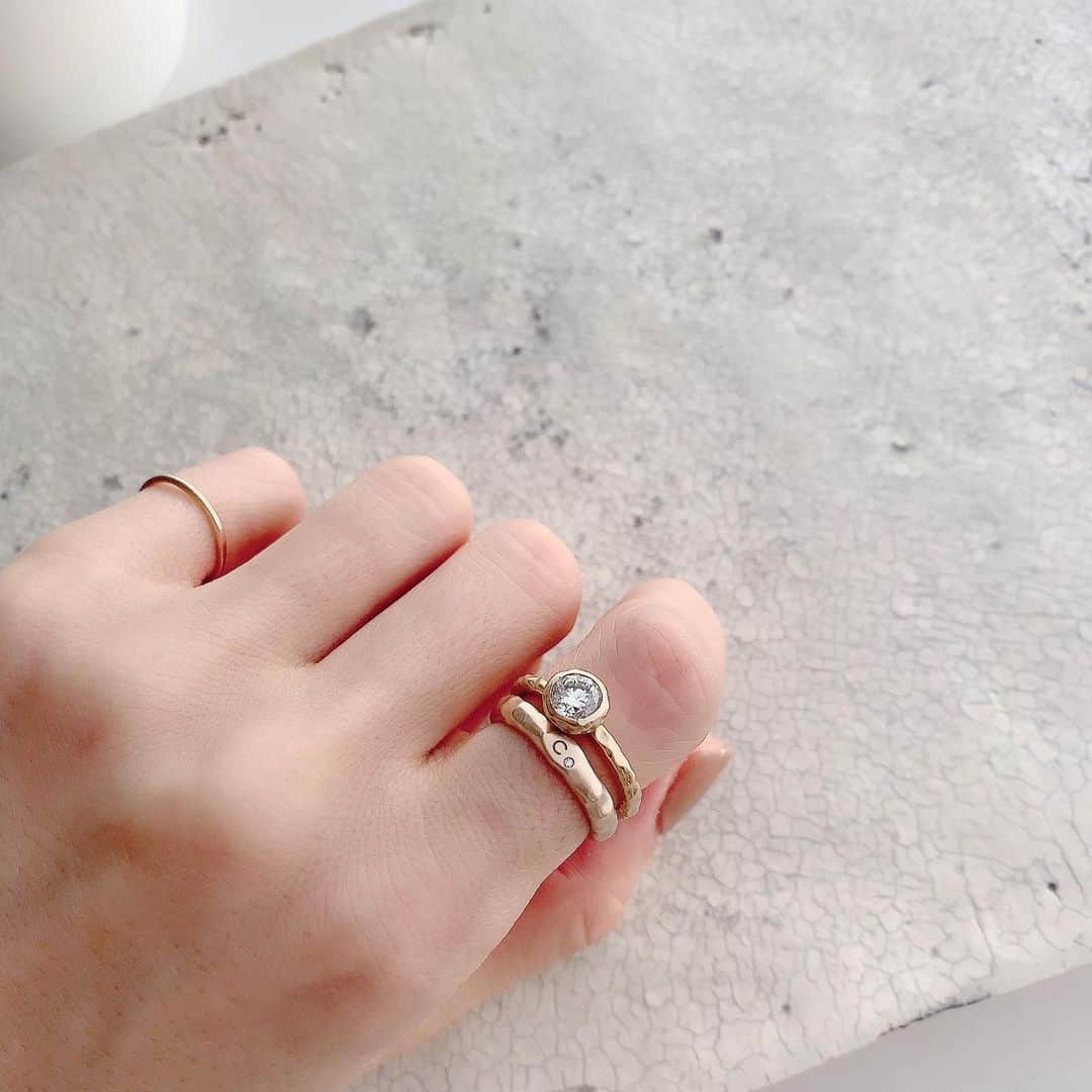 chieko6さんのインスタグラム写真 - (chieko6Instagram)「CHIEKO+ ✨new 本日21時より販売スタート。 ・ ♛ K10YG initial base ring お好きなイニシャルを一文字お入れします。 ・ ※こちらはオーダー品となり、 3週間ほどでお届けとなります。 ・ #chiekoplus #jewelry #accessory」1月4日 19時06分 - chieko6