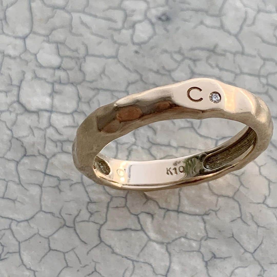 chieko6さんのインスタグラム写真 - (chieko6Instagram)「CHIEKO+ ✨new 本日21時より販売スタート。 ・ ♛ K10YG initial base ring お好きなイニシャルを一文字お入れします。 ・ ※こちらはオーダー品となり、 3週間ほどでお届けとなります。 ・ #chiekoplus #jewelry #accessory」1月4日 19時06分 - chieko6