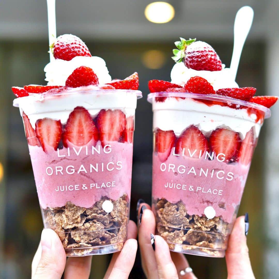 きょん。さんのインスタグラム写真 - (きょん。Instagram)「. .  LIVING ORGANICS  今日から 提供スタート 冬の定番 in 芦屋 "豆乳ホイップイチゴパルフェ"🍓 .  いちごももちろんそうなのだけど パルフェに使われる コーンフレークが好きすぎて 食べ終える頃 フレークロス起こすのいつも🥺  #LIVINGORGANICS #sweets#strawberry」1月4日 18時59分 - kyon_tokiiro