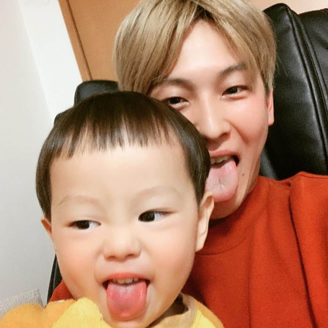 のインスタグラム：「家族と過ごす時間、プライスレス。  甥っ子ちゃんが機関車トーマスから仮面ライダーゼロワンに鞍替えしてたのが衝撃的だった。 さすが男の子。  今年もみんなが笑顔で健康に過ごせますように。  #帰省 #和歌山 #関西 #甥っ子 #wakayama #同じポーズ👅 #甥っ子にお年玉をあげるというお仕事🧧 #耳をいじられても怒らない犬🐶 #マッサージチェアに3人で座るという暴挙💺」