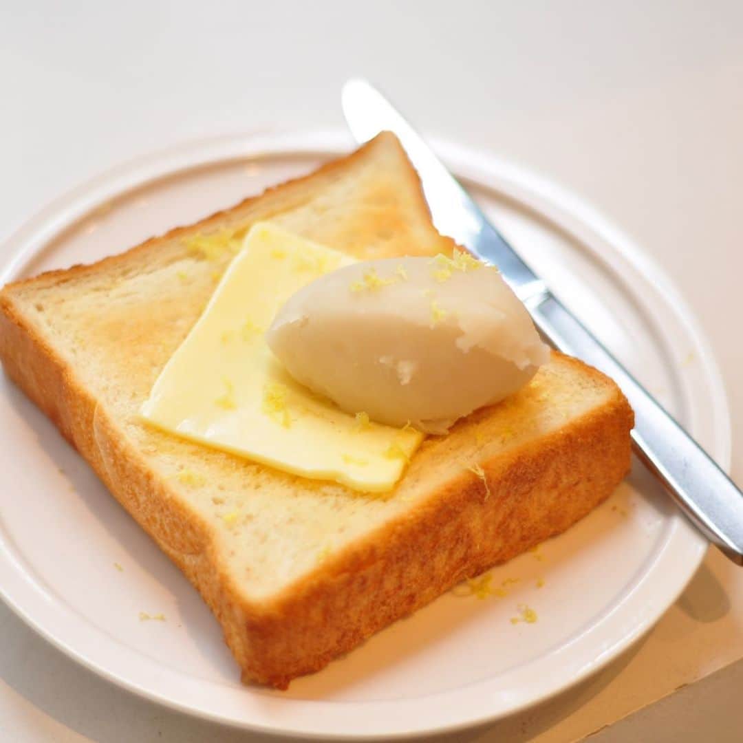 のインスタグラム：「淀屋橋店 明けましておめでとうございます。 淀屋橋店は明日５日（日）より営業します。今年最初の季節限定メニューは白あんレモンバタートーストです。 エルマーズグリーンの厚切りトーストに泉佐野の老舗、安儀製餡所さんの白こしあん、バター、国産レモンの皮を削って。 香りと食感をお楽しみください🍞🍋 本年もどうぞよろしくお願いします！」