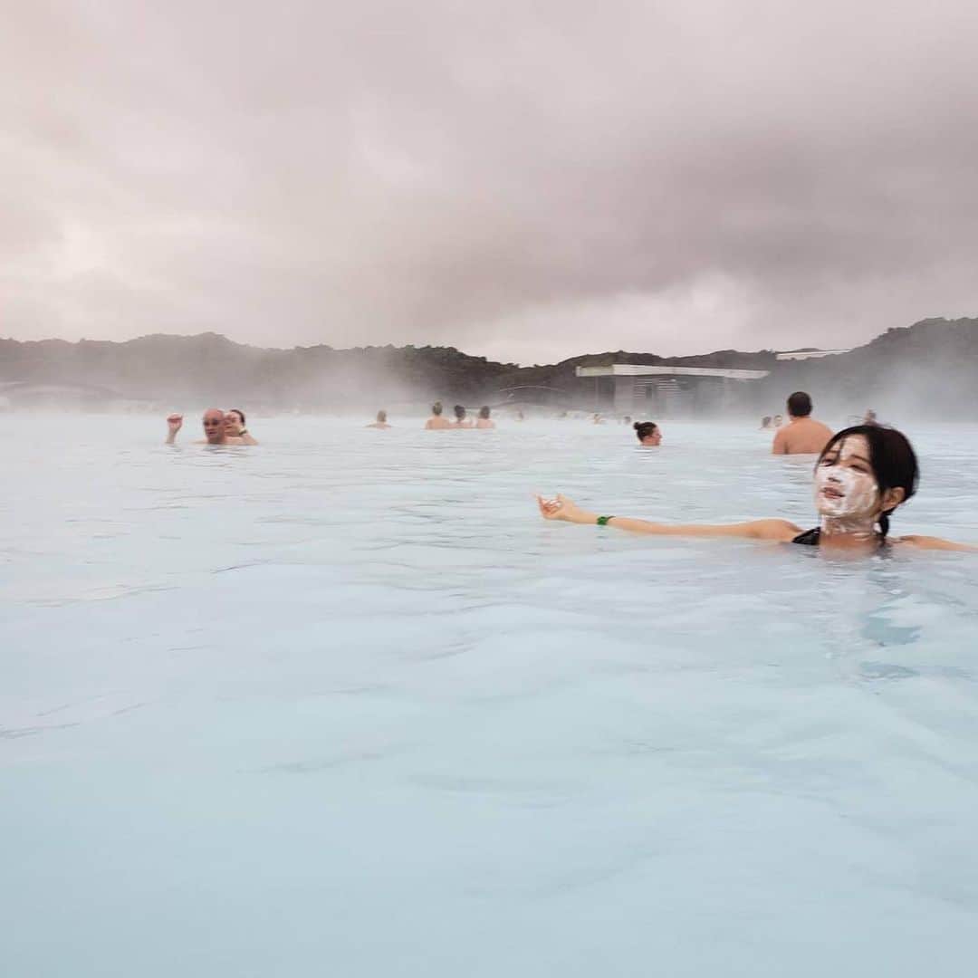 原田まりるさんのインスタグラム写真 - (原田まりるInstagram)「ブルーラグーンに来ました。巨大な温浴施設です。シリカパックをしながら温水プールのように楽しんでます。　#iceland #bluelagoon #ブルーラグーン #アイスランド旅　＃icelandtrip」1月4日 19時03分 - harada_mariru