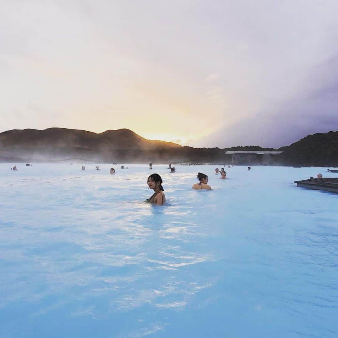 原田まりるのインスタグラム：「ブルーラグーンに来ました。巨大な温浴施設です。シリカパックをしながら温水プールのように楽しんでます。　#iceland #bluelagoon #ブルーラグーン #アイスランド旅　＃icelandtrip」