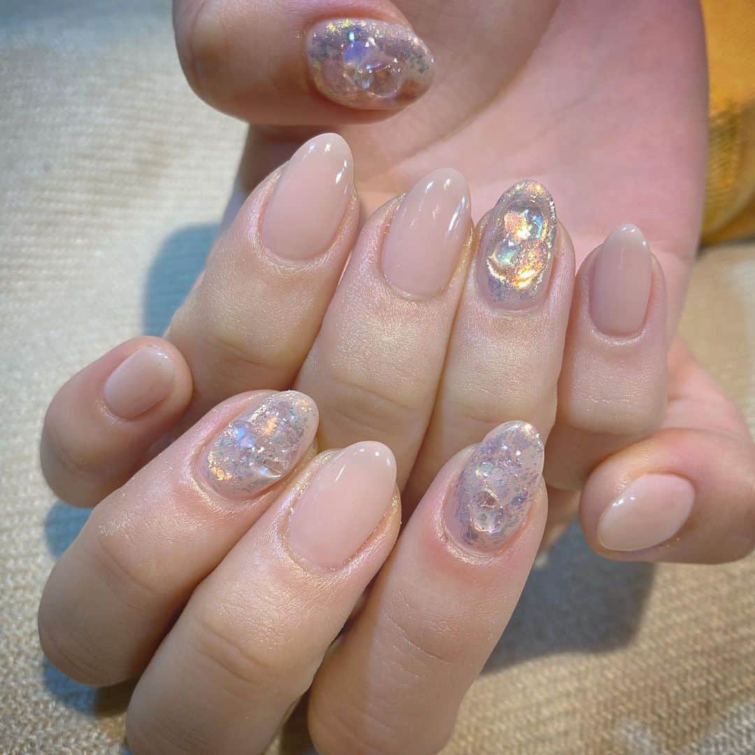 RUBY&ONYX by Kanako Miuraのインスタグラム：「Gemstones💎 ・ ヌーディーにアクセント！ ・ 1/5 13:30〜,17:00〜 1/6 18:30〜 1/8 15:00〜  ご案内可能です💡 お子様もお隣に座れるルームや個室もございます💡 ・ ・ 🌿月額制もやってます🌿 ○プレミアム会員(ハンド&フット)¥29,800(税抜)・ ○ハンドレギュラー会員¥14,800(税抜)・ ○フットレギュラー会員¥14,800(税抜)・ ・ それぞれ全てのメニューが月に何度でもご利用頂けます。  ご予約、お問い合わせはDMまたは 0354595882 LINE ID：@ rubynail までお気軽にどうぞ💫  #daikanyama#nailsalon#nail#gelnail#rubyandonyx#handnail#mode#cool#studs#menscare#ART#winternails#メンズネイル#メンズケア#定額制ネイル#通い放題#ジェルネイル#ネイル#ノーサンディング#ショートネイル#代官山ネイルサロン#トレンドネイル#冬ネイル」