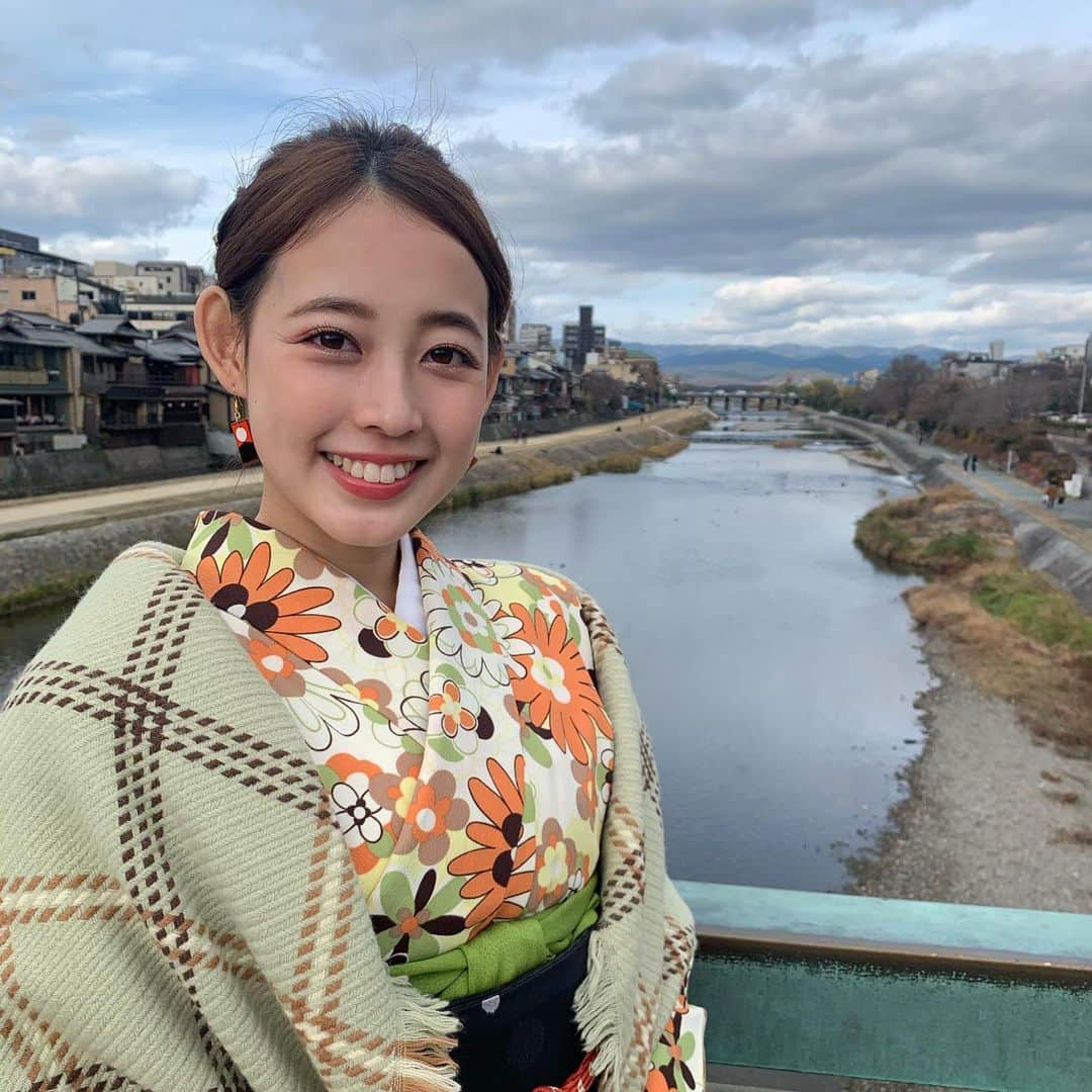 のインスタグラム：「あけましておめでとうございます🎍 . . 2020年も明るく楽しく幸せに そして美味しく暮らします☺️❤️ . . . #4枚目 #事故 #たまには #事故画も #ピアス　は #お気に入りの #花札　ピアス #京都#旅行#和装#着物」