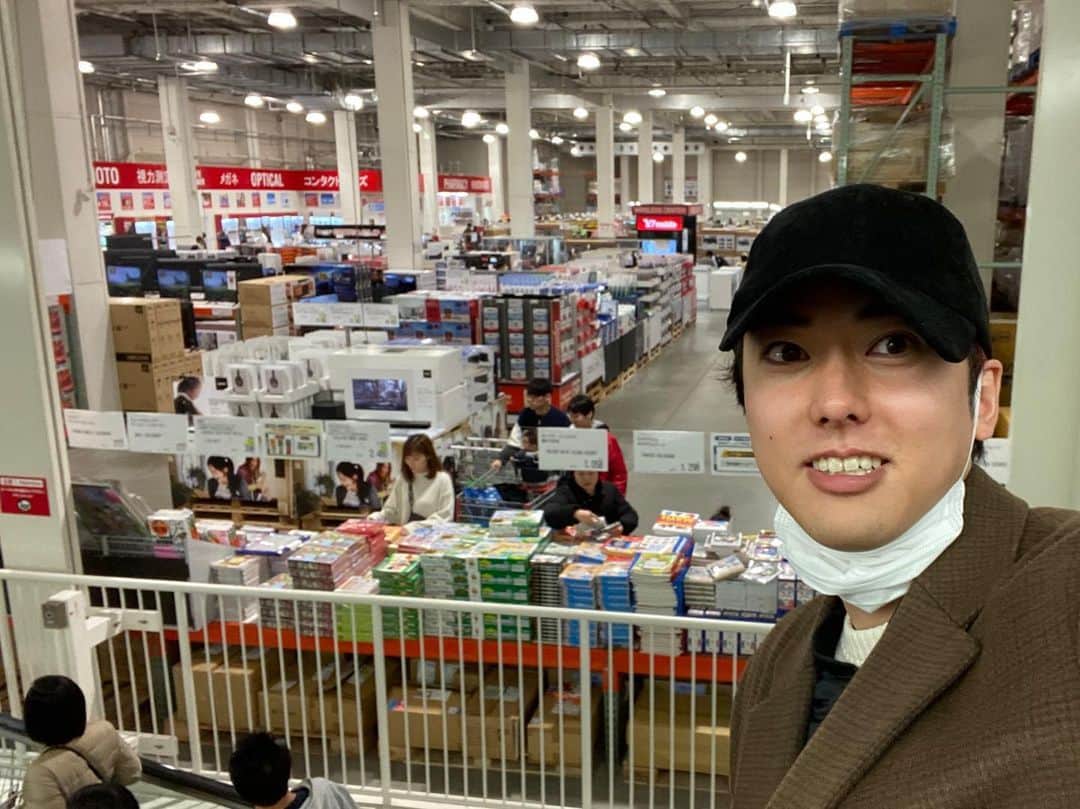 ないとーのインスタグラム：「【年末年始あるある】家族でコストコに行きがち。」