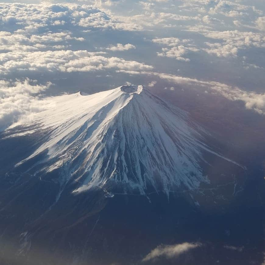 上原りささんのインスタグラム写真 - (上原りさInstagram)「今日は山口にお邪魔させて頂きました。  朝早くから待っていてくださっていた方もいたとお聞きし本当に嬉しかったです。 そして1回目も2回目もみんなとても元気いっぱいに歌ったり踊ったりしてくれたので、楽しくて30分があっという間でした。  みなさん本当にありがとうございました✨  今日山口に来るときに飛行機から見えた富士山🗻 数日前沼津のときに近ーいっときゃいきゃいしてましたが今回はまさかの上から(笑) ここまで真上から見ることなかなかないから思わずパシャリ📸 そしてそして私の好きな曲も❤️ 明日は兵庫県伊丹市昆陽の里に行きます😌 お時間ありましたら是非会いに来てくださいね✨  #富士山 #きれいだったなぁ #ぴかぴかすまいる #良い歌 ❤️#大好き #羽田空港 には#お正月飾り も🎍#綺麗でした ✨」1月4日 19時13分 - uehara_risa_official