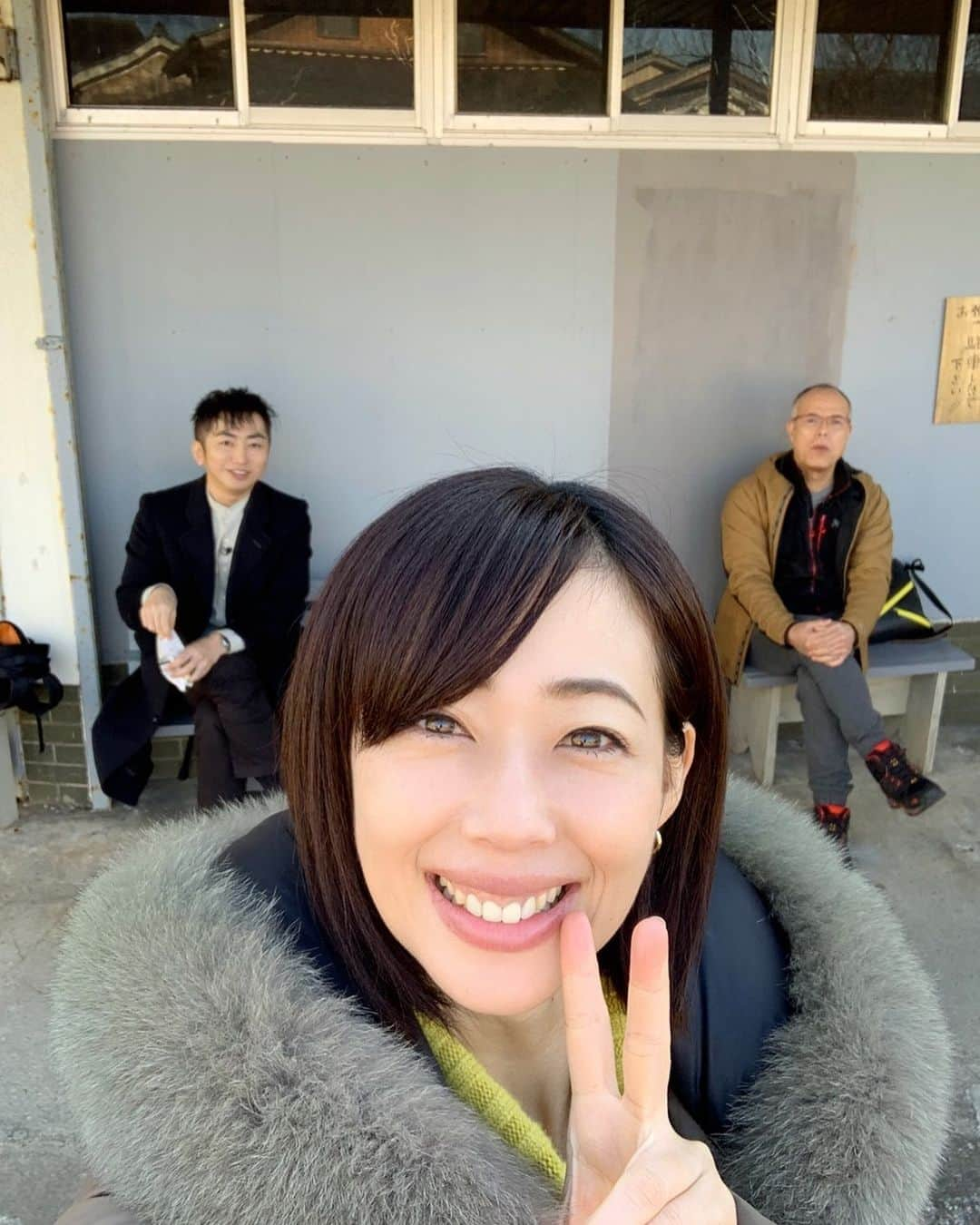 井上和香さんのインスタグラム写真 - (井上和香Instagram)「. ただ今放送中の「ローカル路線バス乗り継ぎの旅Z」✨ お家で娘とのんびりしながら観てます🥰 写真は、2日目の大比田バス停で朝ごはんを食べたあとに写真撮ってみました😊 まだまだ旅は続きますよ❗️ 続きをご覧ください💕 . #テレビ東京 #ローカル路線バス乗り継ぎの旅Z #途中の一コマ #旅の思い出」1月4日 19時21分 - inoue_waka