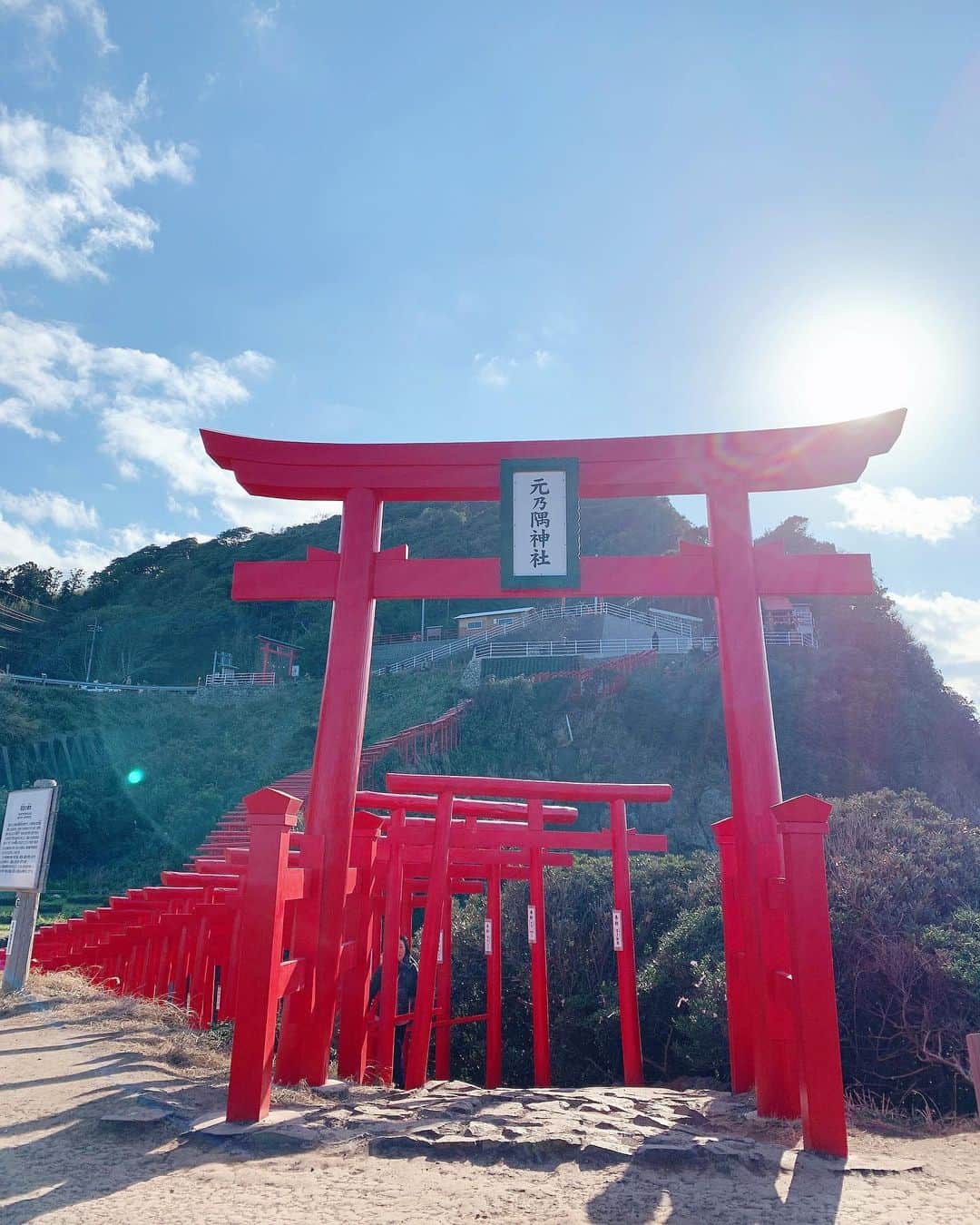エリンコさんのインスタグラム写真 - (エリンコInstagram)「⛩ . 山口県の長門市にある #元乃隅稲成神社 に 家族でいってきたよぉー💓 . 目の前に広がるブルーの海と 123基の鳥居が並んでいてとっても綺麗だったー⛩ . 風が強かったけど天気も良くてとってもよかった💗 . 日本で最も美しい場所31にも選ばれてる場所なんだよ🎶 . そして大きな狐さんの耳にお願い事すると 叶うよって言われてるみたいだからお願いしてみたよ🦊 . #山口県観光 #山口県 #元乃隅稲荷神社 #元乃隅神社 #長門 #長門市 #絶景スポット #最も美しい場所31 #えりんコーデ #fashion」1月4日 19時33分 - erinko0315