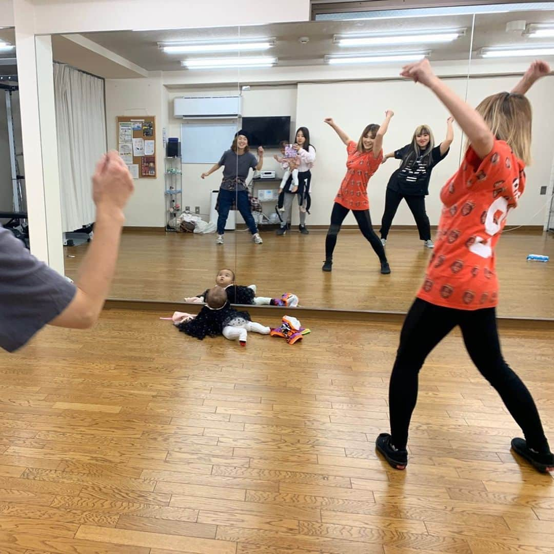 HARUKA MUTOさんのインスタグラム写真 - (HARUKA MUTOInstagram)「Mommy&Baby Dance👩‍👧 今年も定期的に開催していきます！！ ママとベビーの為のダンスクラス☆ お子様連れで是非ご参加下さい🌹 途中で授乳してもオムツ替えても🆗です!!! 気軽に遊びに来て下さい😊 私も娘連れてLesson行う予定ですのでご了承下さいませ🙇‍♀️ ・ キャンセルは基本的に事前にご連絡お願い致します。 当日の無断キャンセルはご遠慮下さい🙇‍♀️ 1月のMommy&Baby classは1/12(sun)で一旦ご予約締め切らせて頂きますので、 お早めにご連絡お願いします💌 ご予約はDMもしくはメールにてお願いします🤲 －－－－－－－－－－－－－－－ ・ 親子で参加出来るダンス教室です☆ 前半はベビーと一緒にリズム遊びや、産後のママのカラダ引き締めトレーニング等行います。後半は抱っこ紐を使ってベビーと一緒にダンス♪  ダンス経験関係ありません！ お子様と一緒に楽しめる場、ママ同士が繋がるきっかけ作りになればいいなと思っております(^-^)どんな方でも楽しめるとっておきの内容でお届けしますので是非お子様と一緒にご参加下さい。楽しく汗を流しましょう！  首座り後のお子様から参加🆗!!!！ Babywearing Danceは抱っこ紐で抱っこできるお子様までの対象となりますが、2歳以上のお子様でも楽しめる簡単なダンスステップも用意しておりますのでお気軽にご参加下さい☆ ・ ■日時・開催場所 ①1/15(水) 11:00-12:00 池袋駅東口から徒歩5分のスタジオになります。 ②1/28(火) 11:00-12:00 渋谷駅ハチ公口から徒歩5分のスタジオになります。  お申込みの際、参加ご予定の方にスタジオ場所の詳細お送り致します。  どちらもベビーカーでお越し頂けます^ - ^ ・ ■料金 入会金等はございません。 各クラス2000円になります。 ※当日現金にてお支払いお願い致します。 ・ ■服装 動きやすい服装でお越し下さい。 可能な方は室内シューズもご持参下さい。 ・ ■ お申込み方法 ・お名前　・ご連絡先 ・受講希望日 ・お子様の年齢  以上をご記入の上、DM、又はメールアドレスまでお申し込み下さい(^^) 💌hmworkshop323@gmail.com 質問等も随時受け付けております。 沢山のご参加お待ちしております😊 #ママダンス #親子ダンス #babywearingdance #親子で参加 #ママダンサー #子連れok #子連れokワークショップ #harukamuto」1月4日 19時27分 - haruka_muto