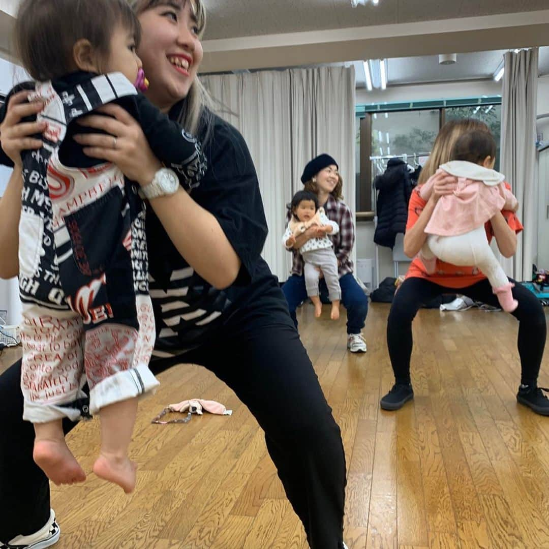 HARUKA MUTOさんのインスタグラム写真 - (HARUKA MUTOInstagram)「Mommy&Baby Dance👩‍👧 今年も定期的に開催していきます！！ ママとベビーの為のダンスクラス☆ お子様連れで是非ご参加下さい🌹 途中で授乳してもオムツ替えても🆗です!!! 気軽に遊びに来て下さい😊 私も娘連れてLesson行う予定ですのでご了承下さいませ🙇‍♀️ ・ キャンセルは基本的に事前にご連絡お願い致します。 当日の無断キャンセルはご遠慮下さい🙇‍♀️ 1月のMommy&Baby classは1/12(sun)で一旦ご予約締め切らせて頂きますので、 お早めにご連絡お願いします💌 ご予約はDMもしくはメールにてお願いします🤲 －－－－－－－－－－－－－－－ ・ 親子で参加出来るダンス教室です☆ 前半はベビーと一緒にリズム遊びや、産後のママのカラダ引き締めトレーニング等行います。後半は抱っこ紐を使ってベビーと一緒にダンス♪  ダンス経験関係ありません！ お子様と一緒に楽しめる場、ママ同士が繋がるきっかけ作りになればいいなと思っております(^-^)どんな方でも楽しめるとっておきの内容でお届けしますので是非お子様と一緒にご参加下さい。楽しく汗を流しましょう！  首座り後のお子様から参加🆗!!!！ Babywearing Danceは抱っこ紐で抱っこできるお子様までの対象となりますが、2歳以上のお子様でも楽しめる簡単なダンスステップも用意しておりますのでお気軽にご参加下さい☆ ・ ■日時・開催場所 ①1/15(水) 11:00-12:00 池袋駅東口から徒歩5分のスタジオになります。 ②1/28(火) 11:00-12:00 渋谷駅ハチ公口から徒歩5分のスタジオになります。  お申込みの際、参加ご予定の方にスタジオ場所の詳細お送り致します。  どちらもベビーカーでお越し頂けます^ - ^ ・ ■料金 入会金等はございません。 各クラス2000円になります。 ※当日現金にてお支払いお願い致します。 ・ ■服装 動きやすい服装でお越し下さい。 可能な方は室内シューズもご持参下さい。 ・ ■ お申込み方法 ・お名前　・ご連絡先 ・受講希望日 ・お子様の年齢  以上をご記入の上、DM、又はメールアドレスまでお申し込み下さい(^^) 💌hmworkshop323@gmail.com 質問等も随時受け付けております。 沢山のご参加お待ちしております😊 #ママダンス #親子ダンス #babywearingdance #親子で参加 #ママダンサー #子連れok #子連れokワークショップ #harukamuto」1月4日 19時27分 - haruka_muto