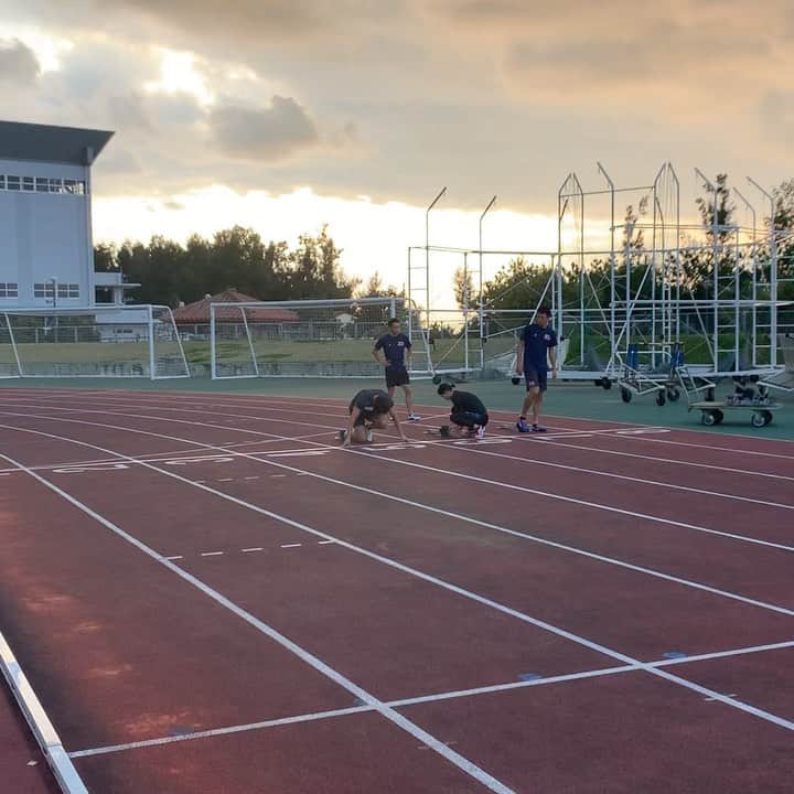 白石黄良々のインスタグラム：「夕日を見ながらダッシュ🏃‍♂️ #セレスポ  #nike」