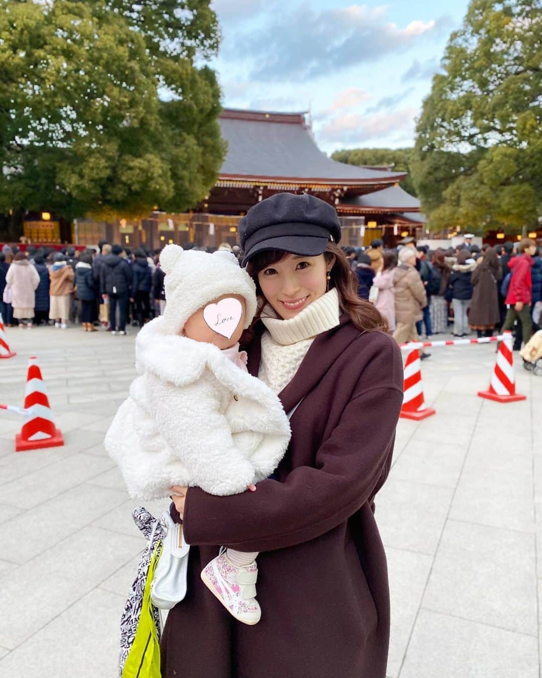 小林真由のインスタグラム：「あけましておめでとうございます🎍✨﻿ ﻿ 昨年もinstagramを見てくださった方々﻿ ありがとうございました。﻿ いいねやコメント、DM本当ーーに嬉しかったです🥺💕﻿ ﻿ ﻿ 今日は初詣へ。﻿ 幼なじみのクレープを久しぶりに食べられて﻿ もう嬉しくて嬉しくて。﻿ 私にとって永遠にNO1クレープ🧁✨﻿ 良い年になりそう🤤﻿ ﻿ ﻿ お正月、バタバタしていたら﻿ あっという間に終わってしまいました💭﻿ 本年もどうぞよろしくお願い致します💕﻿ ﻿ #謹賀新年 #2020年 #新年 #子年 #2020 #初詣 #明治神宮 #ahappynewyear #遅ればせながら #あけましておめでとうございます」