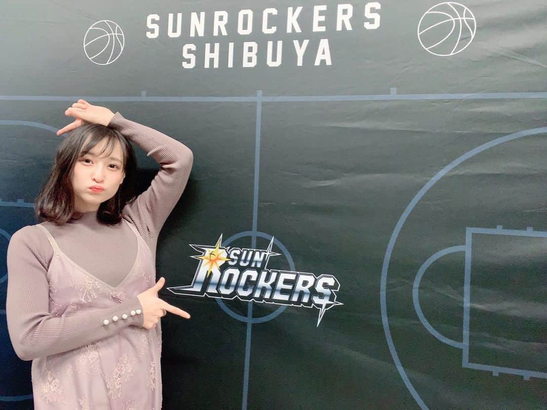 のインスタグラム：「バスケ始め！！ #サンロッカーズ渋谷　vs #横浜ビーコルセアーズ 会社から近いからやっぱり青学に落ち着きますね。笑 #川崎ブレイブサンダース　vs #富山グラウジーズ #アルバルク東京　vs #千葉ジェッツふなばし も気になったけど結局🏀🏀 やっぱりバスケは楽しいな〜 いいプレイ見るとスカッとするし気持ちいい！ モリザネ選手が決めた時に 「セクシー！！」っていうのハマってます。笑 年始から人も多くて盛り上がってて 良き時間でした☺︎ #Bリーグ  #Bリーグ観戦 #bleague #バスケ #バスケットボール #スポーツ観戦女子 #バスケ好きな人と繋がりたい #スポーツ観戦 #バスケ女子 #japan #basketball #スポーツ #sports  #中崎絵梨奈 #ぷに子」