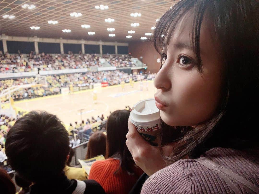 のインスタグラム：「今年も　#Bリーグ　楽しもうではないか！✩︎⡱ #Bリーグ  #Bリーグ観戦 #bleague #バスケ #バスケットボール #スポーツ観戦女子 #バスケ好きな人と繋がりたい #スポーツ観戦 #バスケ女子 #japan #basketball #スポーツ #sports #アイドル #中崎絵梨奈 #ぷに子」