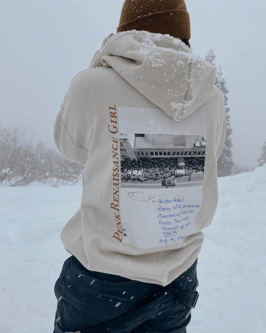 佐々木彩乃さんのインスタグラム写真 - (佐々木彩乃Instagram)「snow board trip🏂❄️ 新潟までスノボしにきました😍 楽しく身体動かすスポーツ大好き❤ スノボして温泉もあって新潟最高！ 滑ってると暑くなるからいつもフーディにウエアー！EVRISのだよん #snowboarding #evris #roxy #スノボ」1月4日 19時47分 - ayano__sasaki