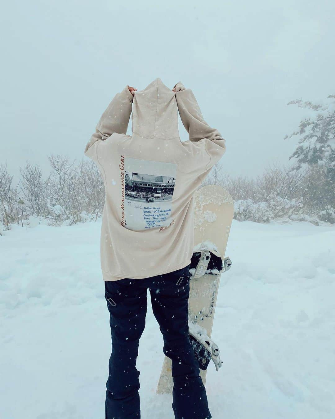 佐々木彩乃さんのインスタグラム写真 - (佐々木彩乃Instagram)「snow board trip🏂❄️ 新潟までスノボしにきました😍 楽しく身体動かすスポーツ大好き❤ スノボして温泉もあって新潟最高！ 滑ってると暑くなるからいつもフーディにウエアー！EVRISのだよん #snowboarding #evris #roxy #スノボ」1月4日 19時47分 - ayano__sasaki