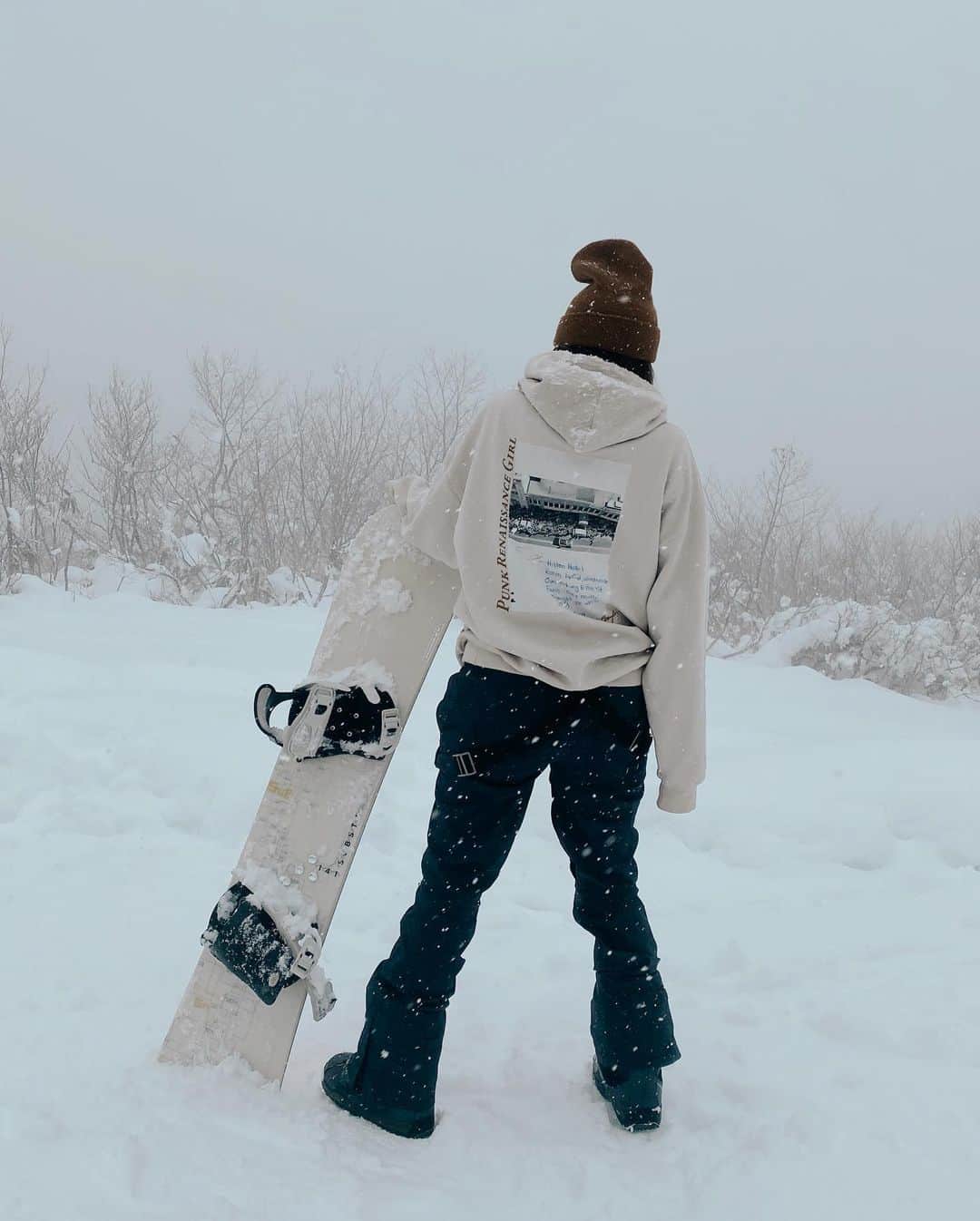 のインスタグラム：「snow board trip🏂❄️ 新潟までスノボしにきました😍 楽しく身体動かすスポーツ大好き❤ スノボして温泉もあって新潟最高！ 滑ってると暑くなるからいつもフーディにウエアー！EVRISのだよん #snowboarding #evris #roxy #スノボ」