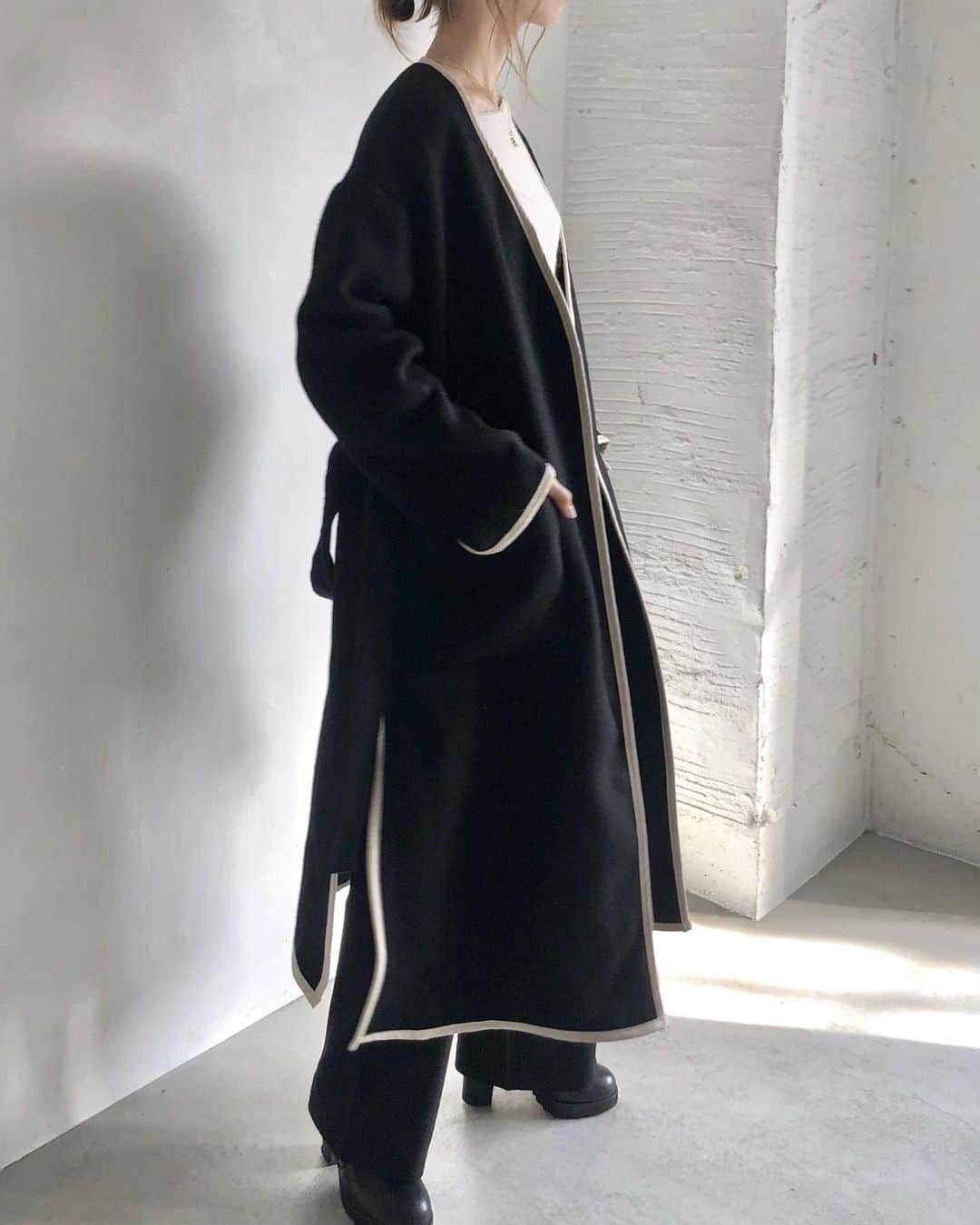 石元歩唯さんのインスタグラム写真 - (石元歩唯Instagram)「coming soon  今季はプライベートでも特に着ている スリット入りのロングコート🧥 納得してお届け出来るものをやっと見付けて 今月4型入荷致します ♡ @amel_official__  パイピングがポイントのコートも ノーカラーのベーシックなコートも どちらも両サイドスリット入りで ベルト付き、ポケット有りと実用性も◎  今月は1/8(水)から毎週入荷予定。 只今1000円OFFクーポンも配布中です サイトアップまでもう少しお待ち下さい☺️ . #amel_official__ #newitem #selectitem」1月4日 19時55分 - 518aichi