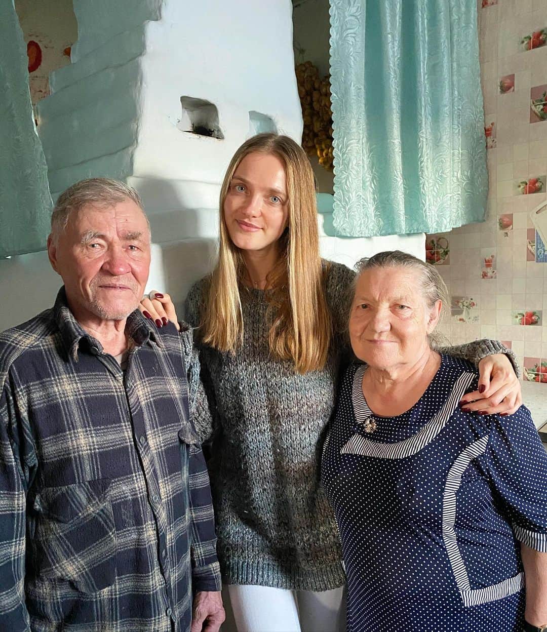 ヴラダ・ロスリャコヴァさんのインスタグラム写真 - (ヴラダ・ロスリャコヴァInstagram)「В 300 км от Омска, 25 км бездорожья, живут мои прародители в сибирской деревне, туда сложно добраться и выехать если пройдёт небольшой дождь или будет мести снег. Всю жизнь в деревне для любых нужд воду носили из колодца ведрами, потом установили насос, который немного облегчил жизнь жителям. Всего лишь месяц назад бабушка с дедушкой провели воду в дом, и, хоть дедушка очень противился этому новшеству, теперь все радуются, а бабушка по старинке старается не выливать много воды в раковину, а собирает ее в ведерко...」1月4日 19時57分 - vladaroslyakova