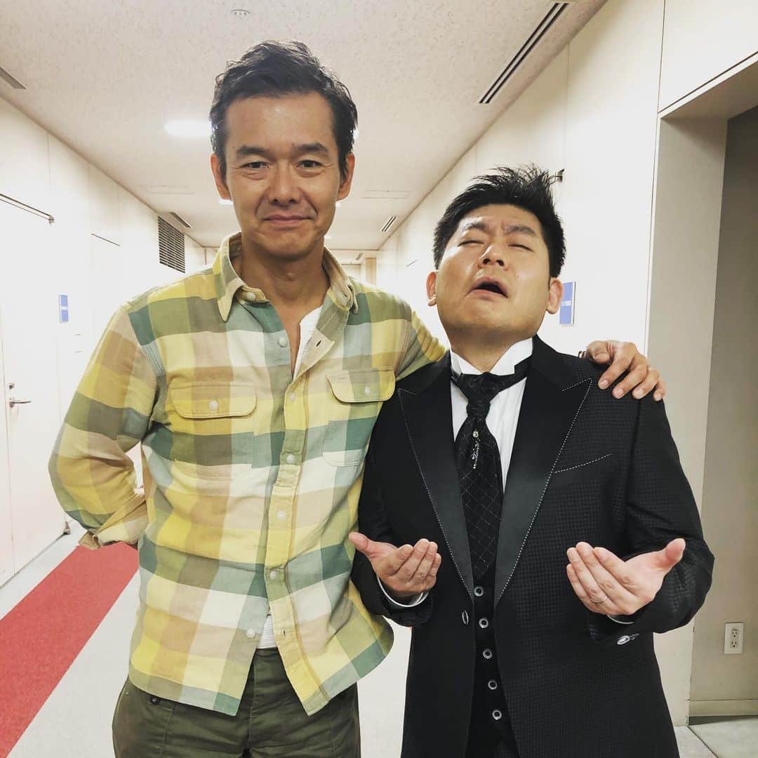 山本高広さんのインスタグラム写真 - (山本高広Instagram)「ドレミファドン終わりで〜篤郎さんと〜撮ったよ〜😩😩😩 ご本人前にして〜 俺〜ナメてるよね〜😩😩😩 でも篤郎さん笑ってるよ〜😩😩😩 「来いよ〜」とは言ってないけど肩組んで写真撮ってくれたよ〜😩😩😩 いいよ〜😩 いいよ〜😩 嬉しいよ〜😩😩😩 #ドレミファドン #渡部篤郎　さん #お前〜 #ナメてんの #ナメてるよね〜 #来いよ〜 #嬉しいよ〜 #レパートリー #上位です #篤郎さんのものまねしてる時のイメージした顔文字」1月4日 20時02分 - _yamamoto_takahiro_