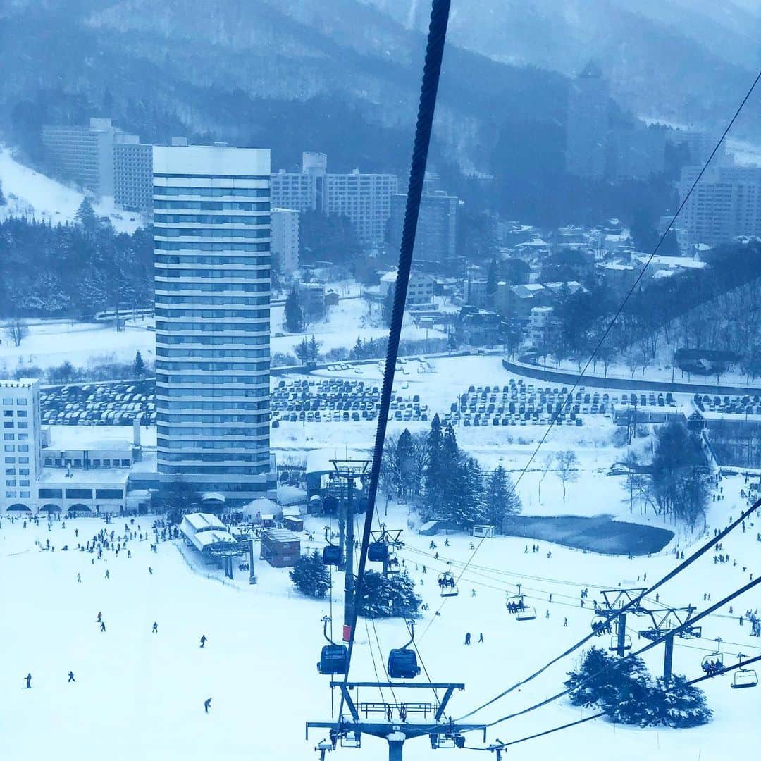 清水あすかさんのインスタグラム写真 - (清水あすかInstagram)「久しぶりにスキーに行きました⛷ やっぱり楽しいね💕 体力がなくなってるから、ずっと滑ってるのは辛いけど、大好きなお茶を挟みながら楽しめました💕  #苗場スキー場  #naeba  #snow  #ski #ゴンドラ #リフト」1月4日 20時09分 - asukahime1015
