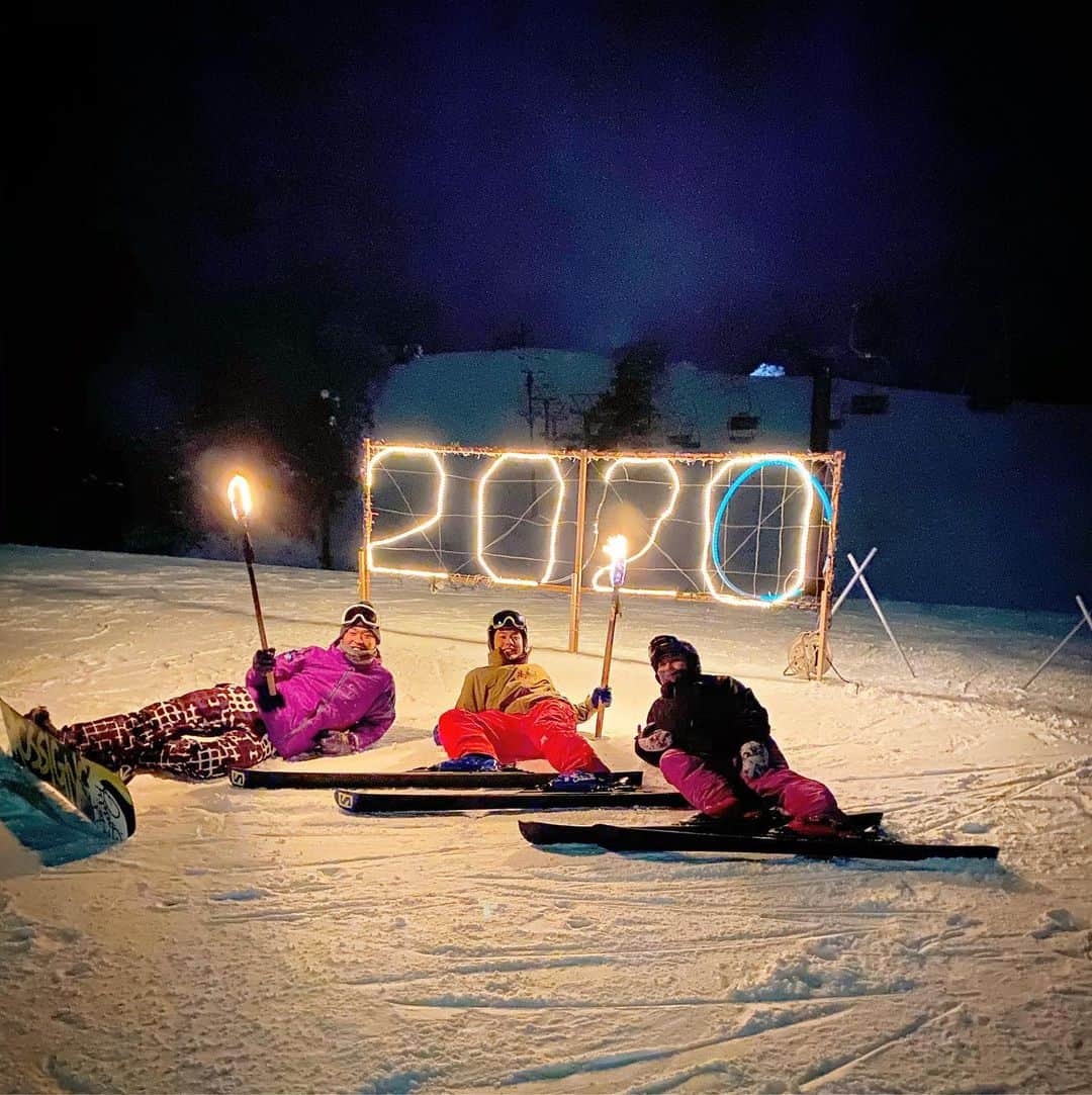 髙津奈々さんのインスタグラム写真 - (髙津奈々Instagram)「2020 START ❄️🤍🌅 #2020 #skiing #snowboarding #松明滑走　#志賀高原　#shigakogen」1月4日 20時10分 - nanatakatsu