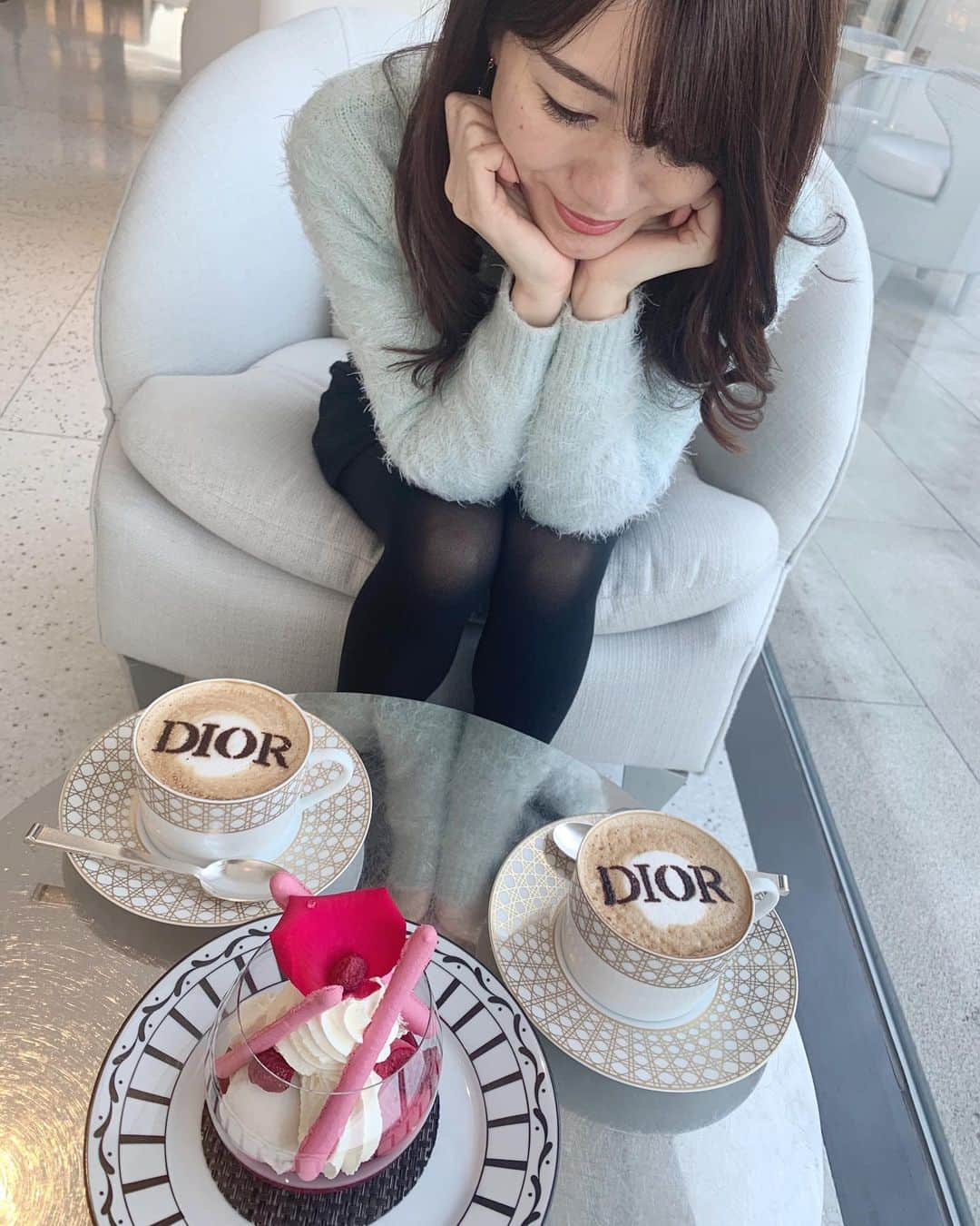 にゃんさんゴルフさんのインスタグラム写真 - (にゃんさんゴルフInstagram)「. . Dior cafe☕️ 天気良くて自然光がいい感じ〜🌞📷 . . とにかく可愛かった🙆‍♀️ トイレにはDiorの香水とボディミルク置いてあった🤭 . . #diorカフェ#diorcafeseoul#dior#カフェラテ#韓国 #korea#koreatrip#롯데월드타워#한국#여행#강남#정월#한국여행」1月4日 20時12分 - miiiii0228