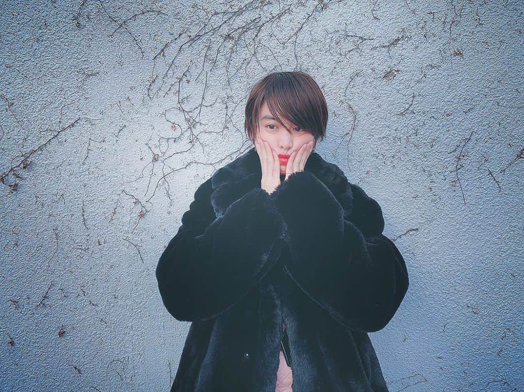 山本美月さんのインスタグラム写真 - (山本美月Instagram)「寒いですね。 なのにミニスカートが履きたい今日この頃。 でも素足は無理だ…  #ootd」1月4日 20時25分 - mizuki_yamamoto_official