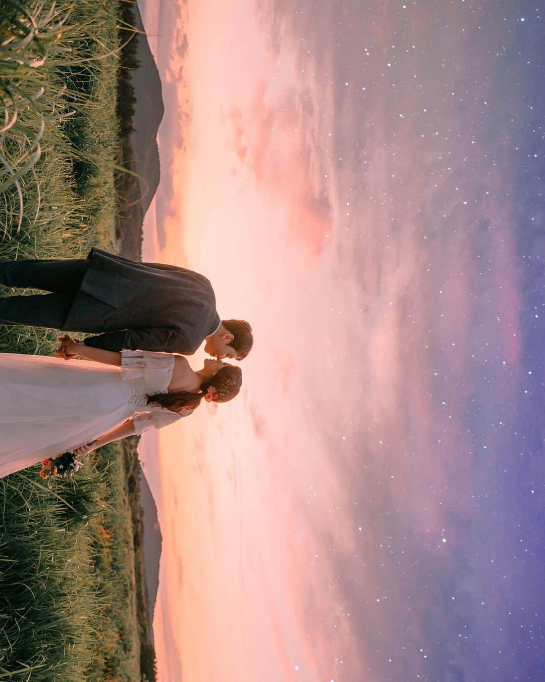 のインスタグラム：「• 2020년 하반기 오픈은 1월 7일 예정이에요😊 8월 말부터 12월까지 예약 가능합니다. ⠀ * 무례한 언사에는 답변하지 않습니다. 제 사진이 꼭 필요하신 따듯한 맘을 가진 좋은 분들을 만나뵙고 싶어요✨🙊 ⠀ 예약은 당사자 신부님이 꼭 해주세요. 원활한 커뮤니케이션을 위해 부탁드립니다🙏🏻 ⠀ 촬영과 예약에 관련한 자세한 안내사항은 프로필 홈페이지 링크에서 봐주시면 됩니다😊 ⠀ ⠀ #에테르의바다 with #설레다메이크업 @seolleda ⠀ ⠀」