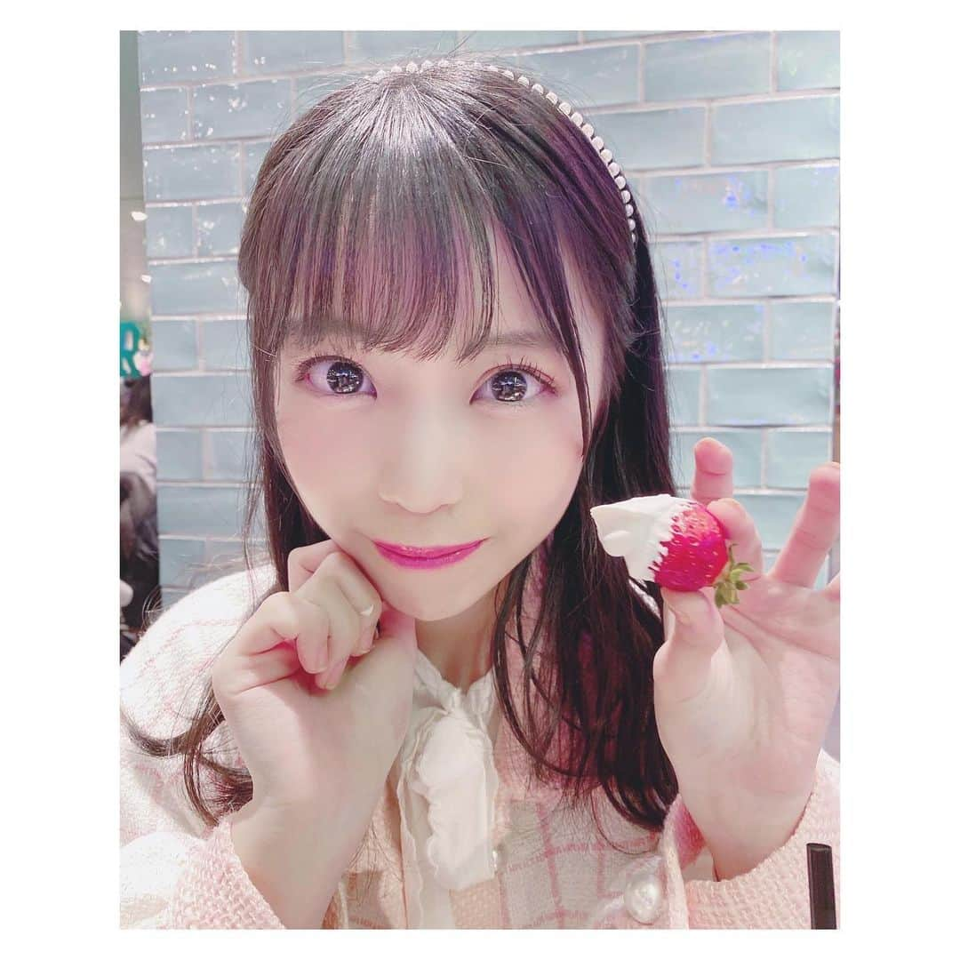 岩田陽菜さんのインスタグラム写真 - (岩田陽菜Instagram)「いちごだけより生クリームがあるともっと好きになっちゃうなぁ🍓🍼💕﻿ ﻿ ﻿ ﻿ #東京#Tokyo#東京カフェ#cafe#カフェ#新宿カフェ#新宿#sweets#苺#苺パフェ#生クリーむ#strawberry#いちご#苺スイーツ専門店#ストロベリーピープス#かわいい#パフェ#pink#ヘアアレンジ#巻き髪#カチューシャ#ブラウス#fint#フィント﻿」1月4日 20時33分 - hina_naso_stu48