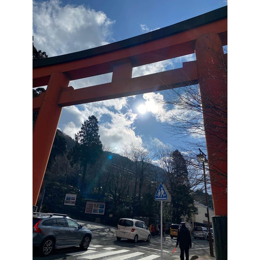 鈴木サチさんのインスタグラム写真 - (鈴木サチInstagram)「今日は早起きして 箱根神社へ⛩  #mama #mother #model #family #kids #baby #箱根神社 #パワースポット #hakone #kanagawa #九頭龍」1月4日 20時34分 - sachi_suzuki