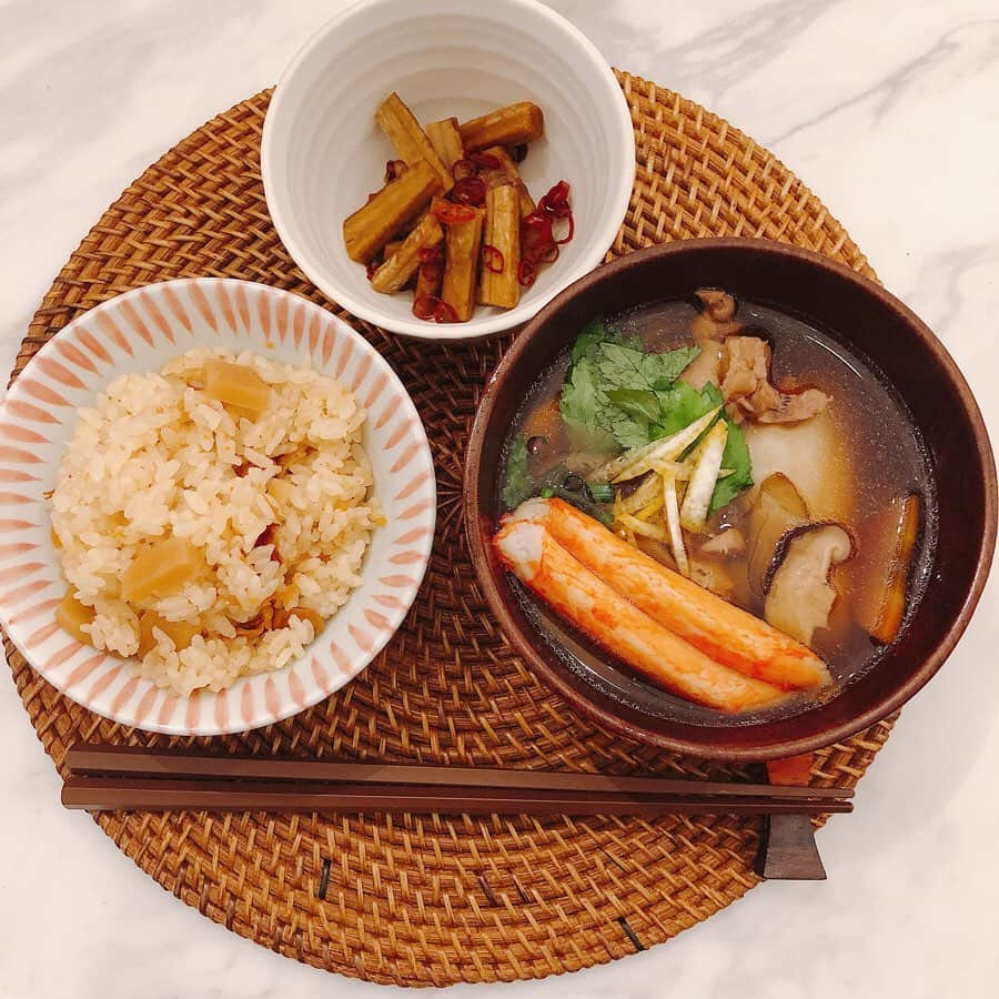 菊地亜美さんのインスタグラム写真 - (菊地亜美Instagram)「お家ごはん🍚 やっとお雑煮作りました☺︎ かまぼこが売り切れてたからカニの身を🦀 ゆずや三つ葉を入れた醤油ベースです😊 お雑煮って人によっていろんな食べ方がありますよね🍲 北海道出身の私は餅は角餅、焼かずに煮る、醤油ベースの出汁！ 夫は焼いたお餅を入れるのが好きみたいで、分かりづらいけど2枚目の夫の分は焼いたお餅を入れました✨ 地域によってだったり個人の食べ方だったり家庭によってだったり🗾 私は味噌系のお雑煮って食べたことがないんです😲 皆さんが馴染みのあるものはどんなお雑煮ですか？🇯🇵 . ゴボウ余ったから漬物にしました😌 #あみずきっちん #お雑煮」1月4日 20時27分 - amikikuchi0905