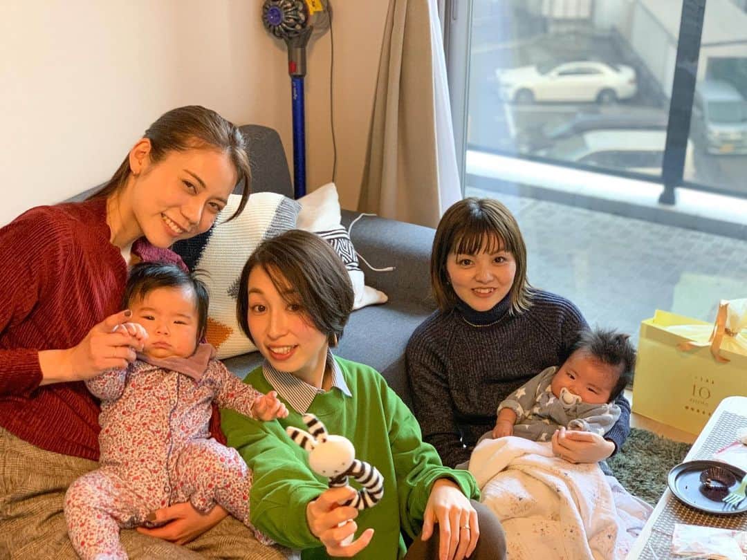 松山愛里のインスタグラム：「. 親友の子供たちに会いに🤱💕 小中学校が一緒だった親友たちが しっかりお母さんになっていて、じんわりと心が温かくなりました☺️嬉しいな〜♡ でも、中学の時からそれぞれのキャラは全く変わらなくって😂30、40歳と歳を重ねてもこの関係はずっと変わらないんだろうな〜👭🧡 地元の友達に会うとリフレッシュできる🌿ありがとう！ 帰る場所があってよかったなぁと思う瞬間☺️ 元気にすくすく育ってね〜♩ #パワフル母ちゃん#芸人さんかなと思う面白さ#私のアゴを気に入ってくれた様子#また遊ぼうね」