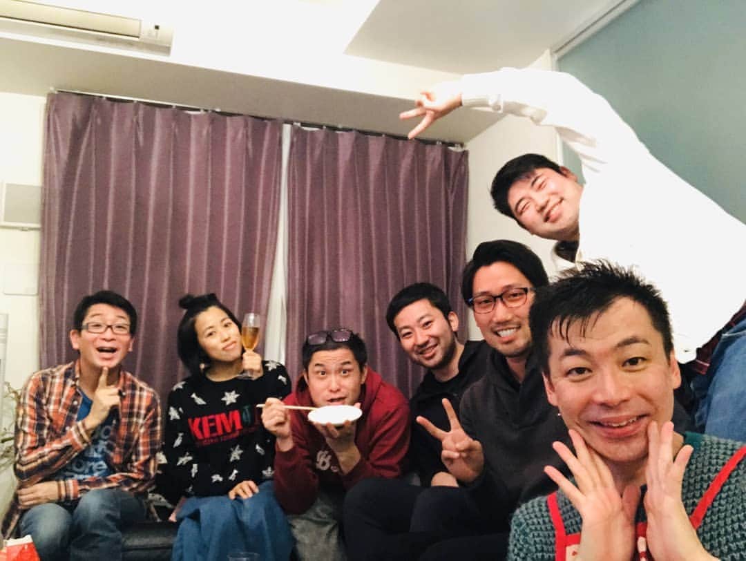 延本英祥のインスタグラム：「. . 2020年 新年会は ものまねの大先輩　美川憲二さんのホームパーティーにて 手作りおせちやお雑煮をいただきました  お礼に お年玉として金○もがっちり握られました  ごちそうさまでした  #美川憲二 #まりもちゃん #シンディー  #2020　#新年会」