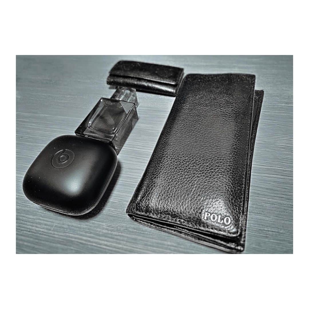 木下流声のインスタグラム：「. ▪️Black Collection▪️ . . . . #black #poloralphlauren #burberry #beatsbydre #powerbeatspro #coach #黒が好き」