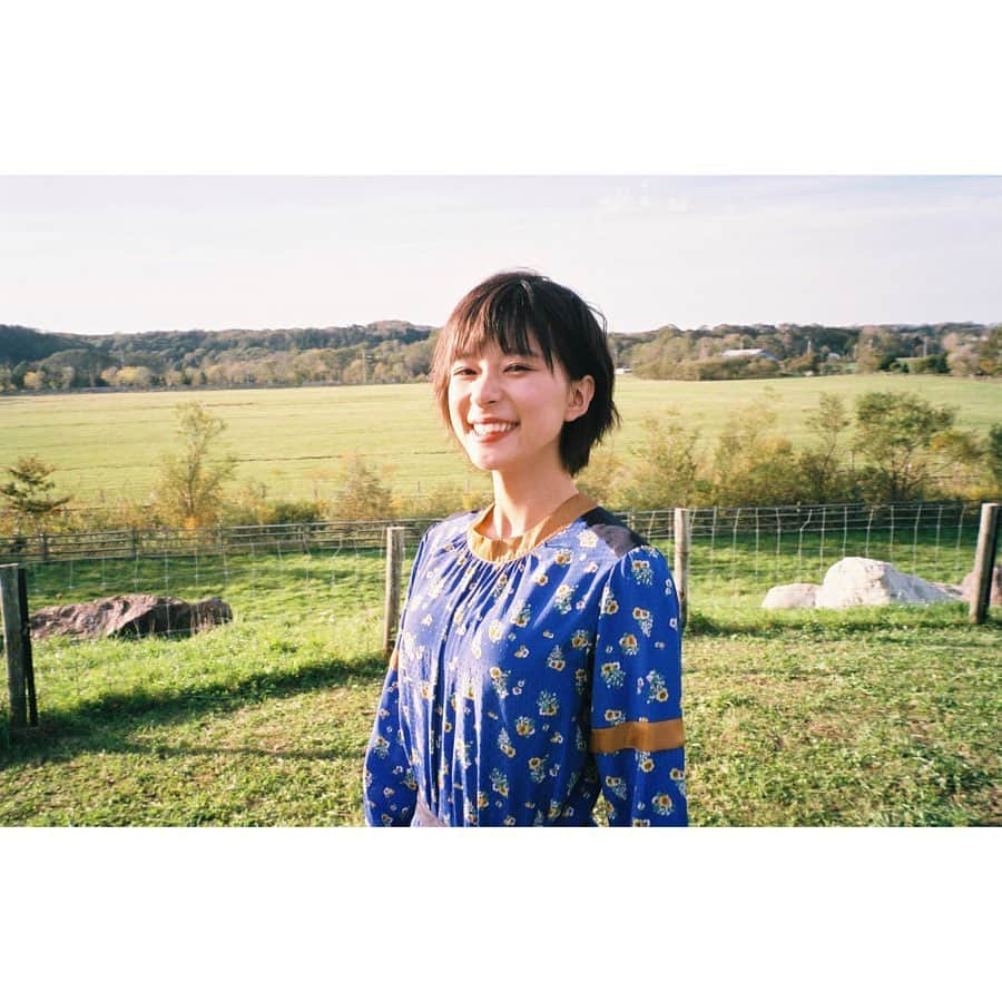 芳根京子さんのインスタグラム写真 - (芳根京子Instagram)「明日1月5日から ドラマ「チャンネルはそのまま！」 再放送が全国で始まります。 沢山の方に届きますように！ よろしくお願いします🤩  写真はドラマ撮影時に 取材していただいた時のものです。 #BLT さん　北海道までありがとうございました！  発売時、このオフショット全部載せきれてなかったから特別に🤩笑  ここは大泉さん演じる蒲原さんのお家付近で、たしか、この後、蒲原さんとのシーンの撮影だった思い出が、、笑 どんな1日やねん！ 花子との振り幅。 それがまた楽しかったなぁ。  そして これくらいのショートヘアーが好評で、それも嬉しかったなぁ(^^) #film #チャンネルはそのまま！ #とどけーーー！！！！！！」1月4日 20時40分 - yoshinekyoko