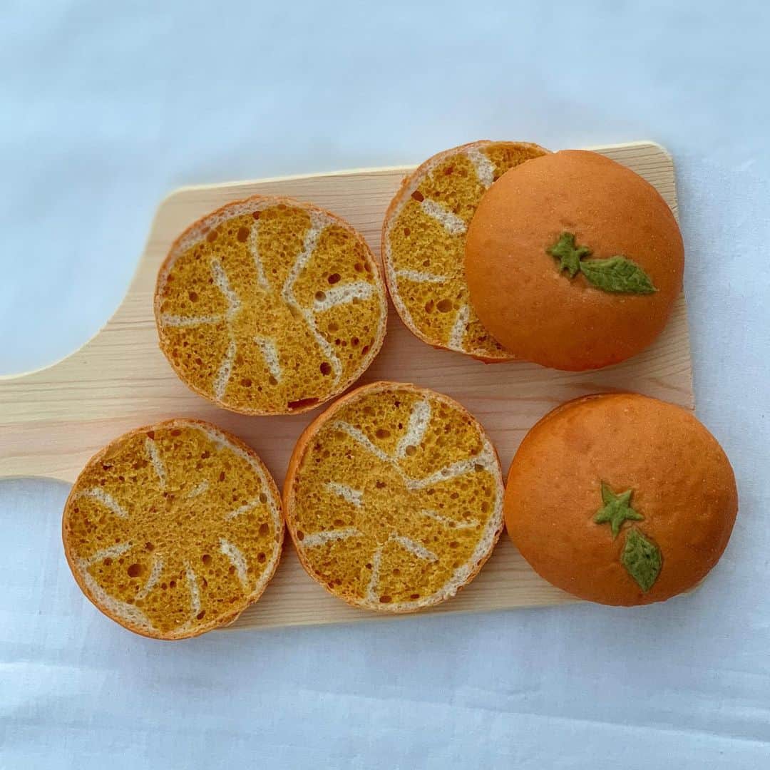 Ranさんのインスタグラム写真 - (RanInstagram)「. . . #イラストパン #みかん . . 娘がとても気に入ってくれたので、 また作りたくなる母なのでした😊 . . . It's orange bread but the taste is pumpkin 😝💕 . . . . #bread #orange #homemade #baker #breadclass #kawaii #japanesefood #japan #artfood #foodvideo #パン #手作りパン #こどもごはん #女の子ママ #ママごはん #みかんパン #みかん #オレンジ #断面 #切り口 #萌え断 #無添加パン #朝ごパン #パン教室 #konel #今年も楽しくみんなでイラストパン♫」1月4日 20時43分 - konel_bread