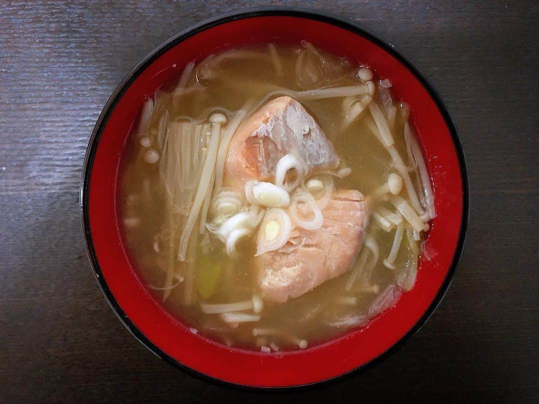 島津咲苗さんのインスタグラム写真 - (島津咲苗Instagram)「味噌汁は〜美味しいな〜  今日は鮭と白ネギ、えのきに 千切りにした生姜を入れました。  カラダもポカポカ。 冷え性なので身体を温めようと、 最近ありとあらゆる料理に生姜を入れています(笑)  皆さんの好きな具はなんですか？！ . . . #味噌汁 #味噌汁レシピ  #おうちごはん #和食ごはん #味噌汁の具 #生姜 #生姜レシピ #島津咲苗 #しまべん」1月4日 20時44分 - sanae_shimazu
