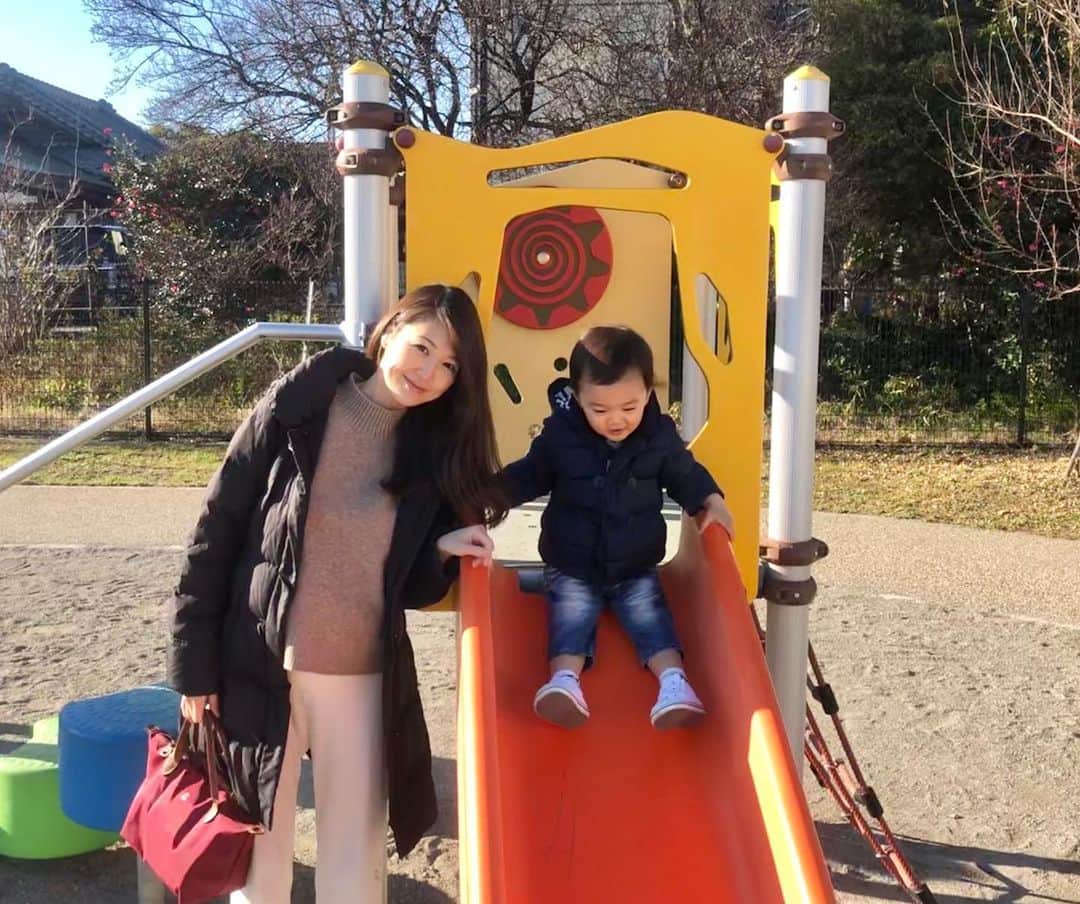 のインスタグラム：「#元旦 から滑り台はじめ👶❤️笑 まだお外に出られない娘を両親に見てもらって家族3人で#初詣 へ🎍感謝👏 . . お参りをして、#おみくじ を引いて私は#大吉 ✨✨矛先よろし😍 産後はいつもパパだけで遊びに行ってもらったり、じいじばあばと公園に行ってもらったりばかりだったから、久しぶりにパパママ揃ってお出かけできて息子がとっても嬉しかったみたい。待ち時間もとても楽しそうにいいこでした😊😂 甘酒もアルコール全くないものを少しデビューしてみたり、近くにあった小さな公園で遊ばせたりとちょっとのお出かけでも楽しそうな息子が見れて私も嬉しかった👶❤️ 引いたおみくじの中に入っていた金のカエルさんが大のお気に入りになった息子さんには帰ってからMYおさいふの中へ入れてあげて、じじばばと首から下げてよくお買い物に行っています🐸❤️#おままごと好き男子 . . この日は息子とダウンコーデだったのでなんとなーく#お揃いコーデ 風な1枚になりました🧥 インナーは着易すぎて色違いで持ってる#ユニクロ の#スフレヤーンモックネックセーター に#帝王切開 でまだ#マタニティ 用のパンツしか履けないので @chocoa_official のホワイトパンツで#ママコーデ 🙆‍♀️ . . #お参り #お正月 #親子 #公園コーデ #2歳児 #2歳3ヶ月 #2児ママ #男の子ママ #女の子ママ #ママライフ #ユニクロきれいめ部 #ユニクロニット族 #chocoa #産後コーデ #マタニティコーデ #ig_oyabakabu #l4l #happy #happydays」