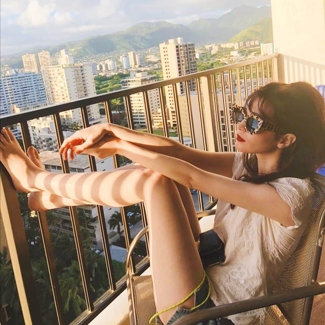 マイコ・ティファニーのインスタグラム：「See you Hawii❤️🌴 . 今回の旅は家族旅だったのだけど、元気有り余ってた父が翌日インフルになり滞在期間中、父はずっとホテル安静という可哀想なことに😭（今はすこぶる元気でシャンパンあけてる）インフル本当に流行っている。。皆さまくれぐれもご自愛ください😢」